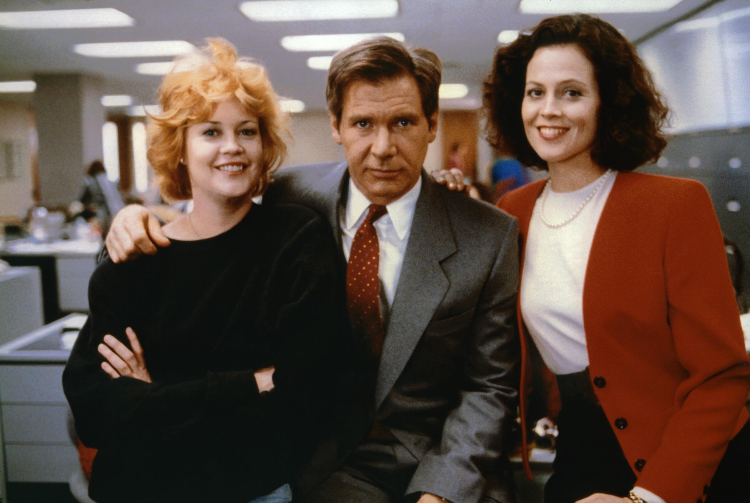 Melanie Griffith, Harrison Ford y Sigourney Weaver en el rodaje de "Working Girl", 1988 | Fuente: Getty Images