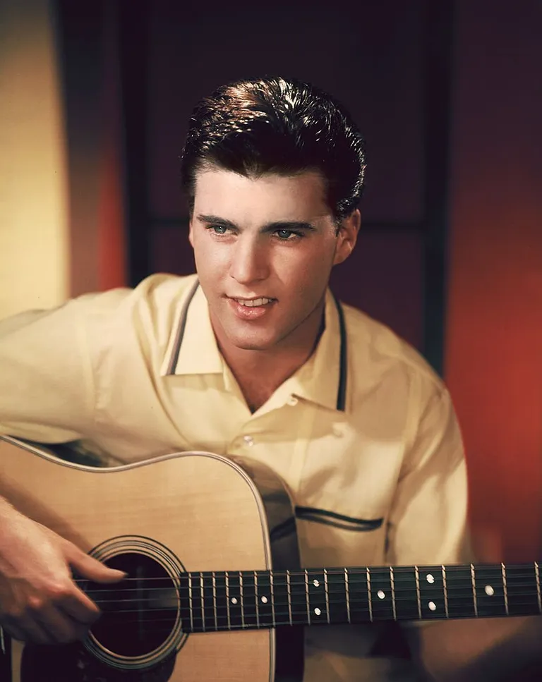 Una instantánea de Ricky Nelson posando con una guitarra | Foto: Getty Images