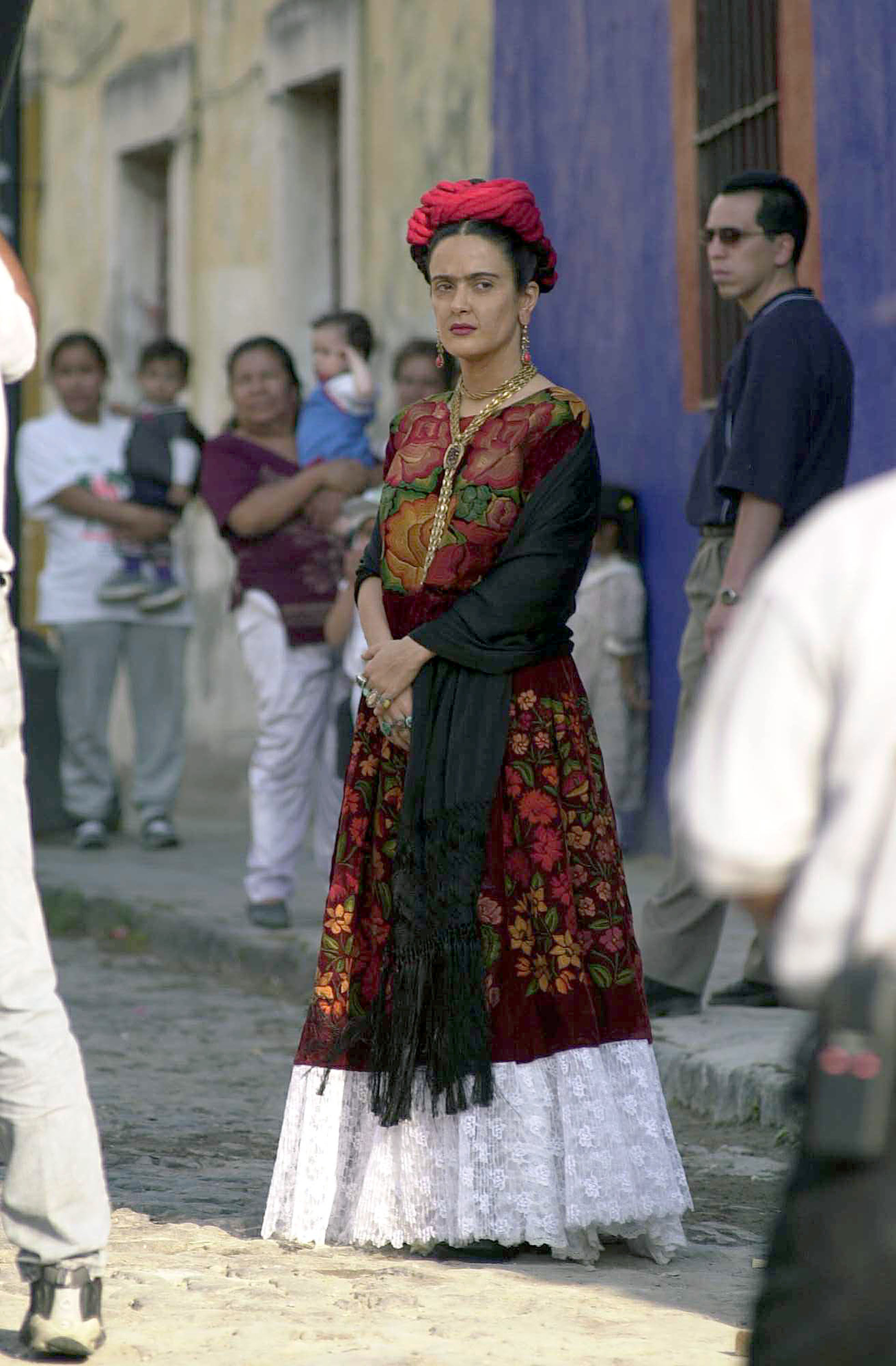 Salma Hayek actúa en una escena del rodaje de "Frida" el 12 de abril de 2001 en Puebla, México | Fuente: Getty Images