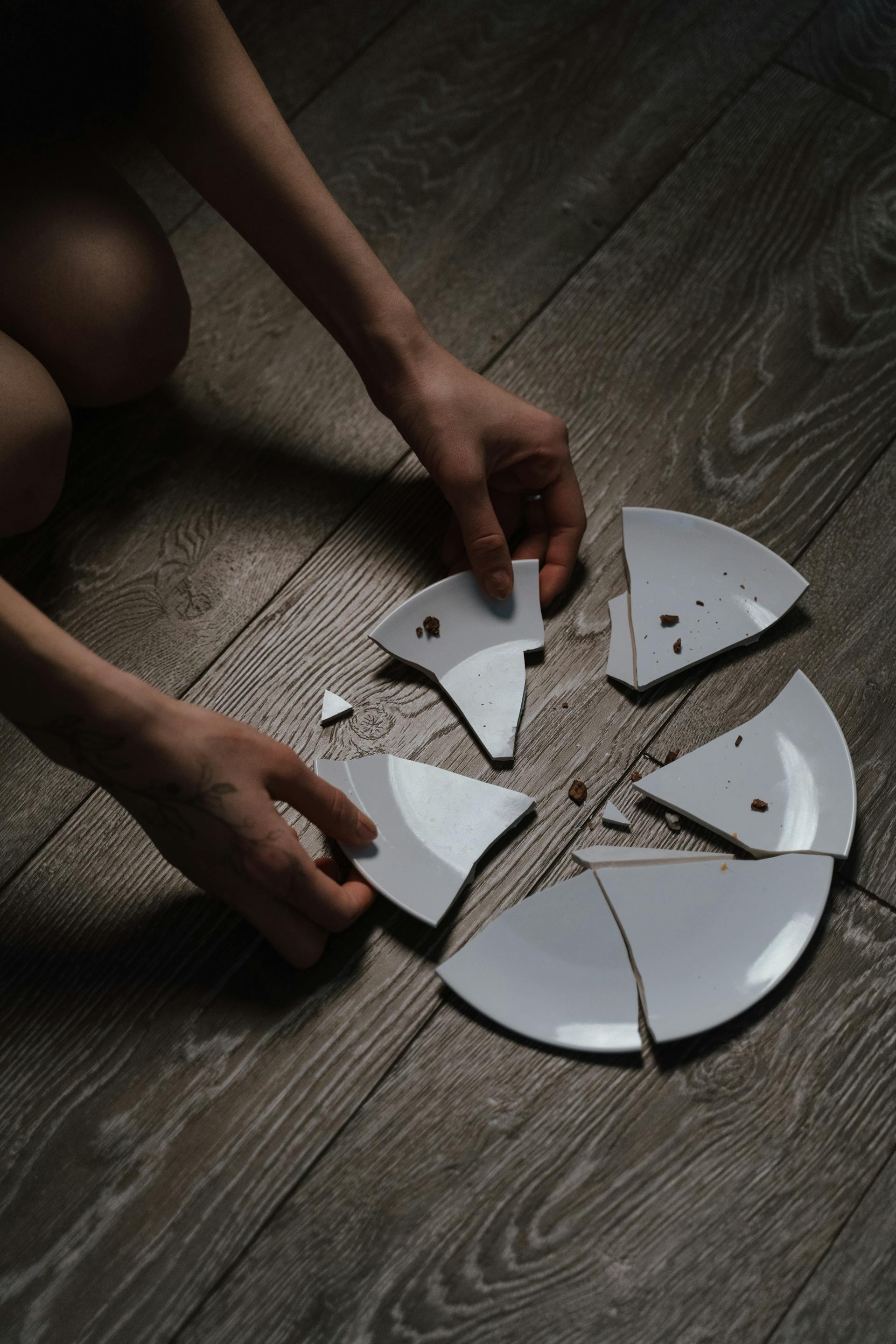 Un plato roto en el suelo | Foto: Pexels