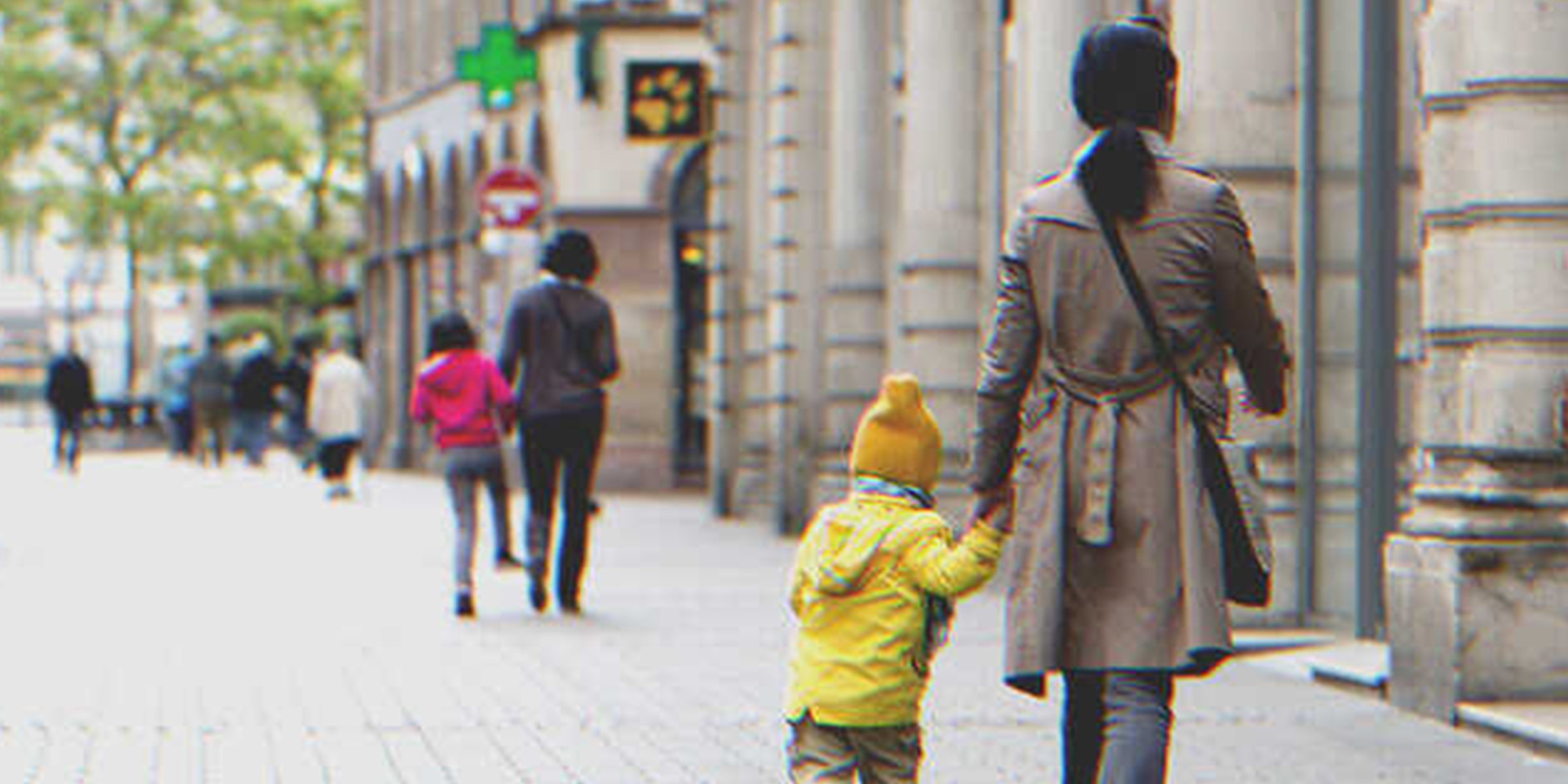 Una mujer caminando con un niño de la mano | Foto: Shutterstock