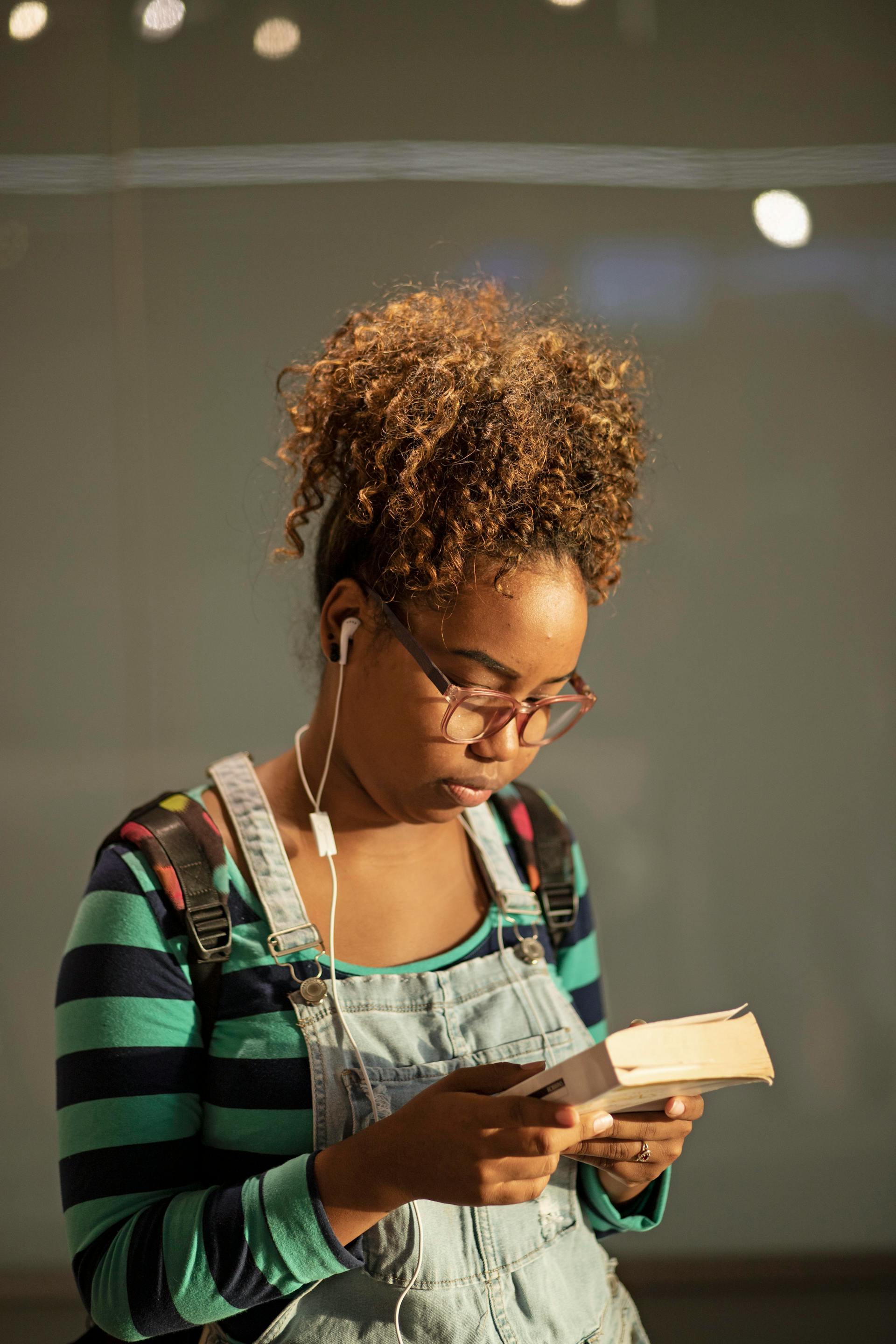 Una chica leyendo un libro | Fuente: Pexels