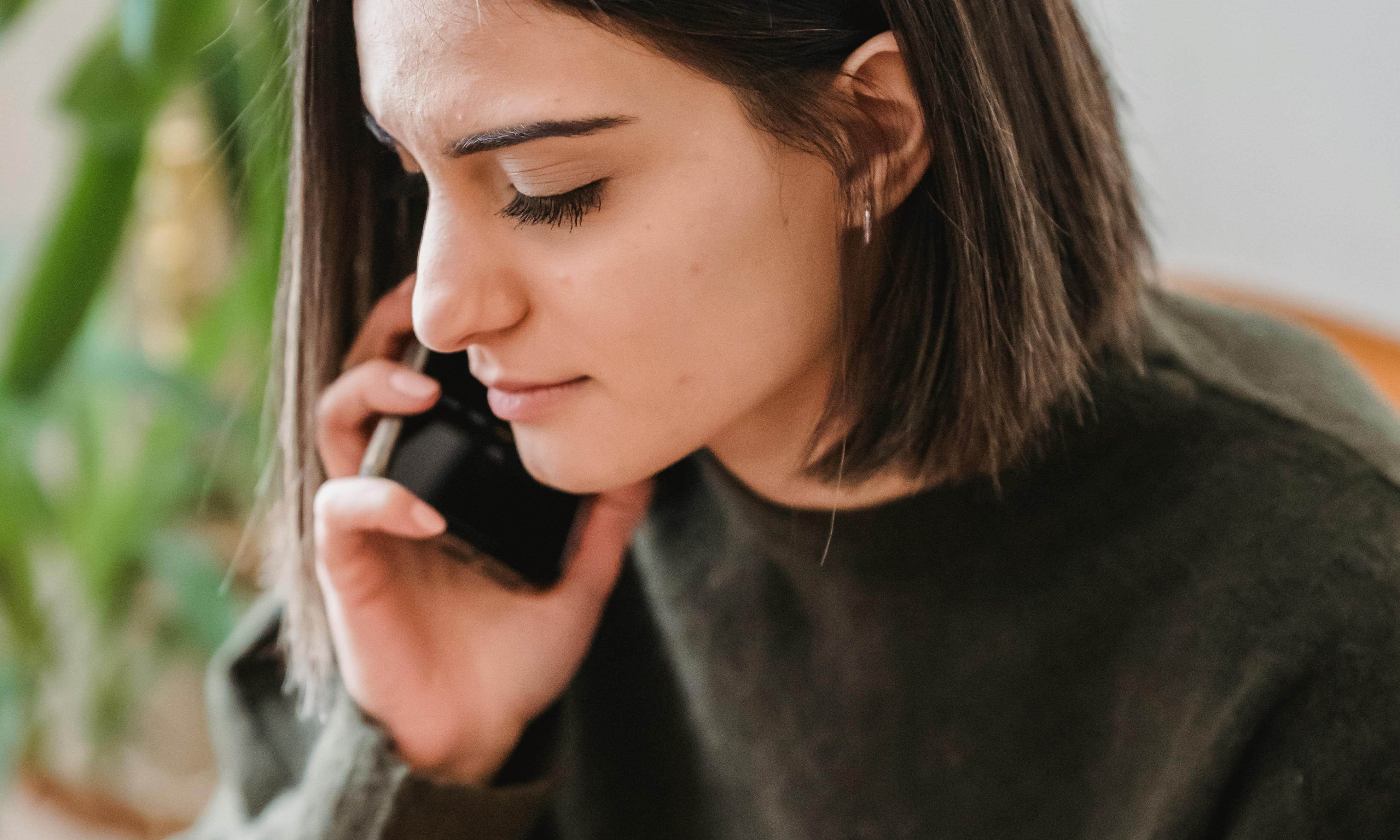 Una mujer hace una llamada con un teléfono móvil | Fuente: Pexels
