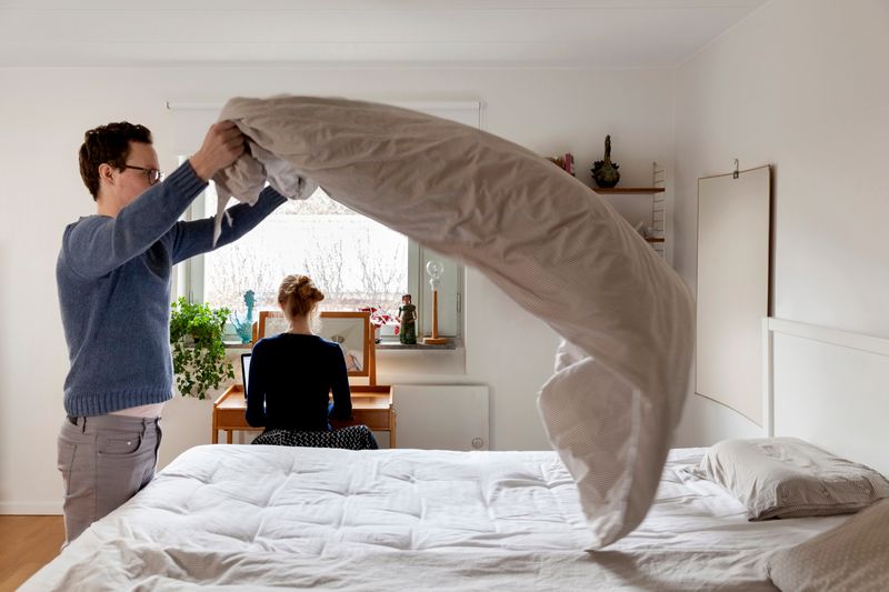 Hombre haciendo su cama | Foto: Getty Images