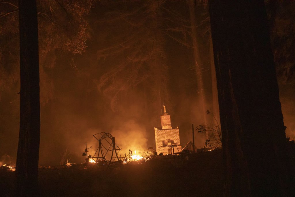 Una chimenea resistió el incendio del Complejo CZU Lightning en Santa Cruz. | Foto: Getty Images