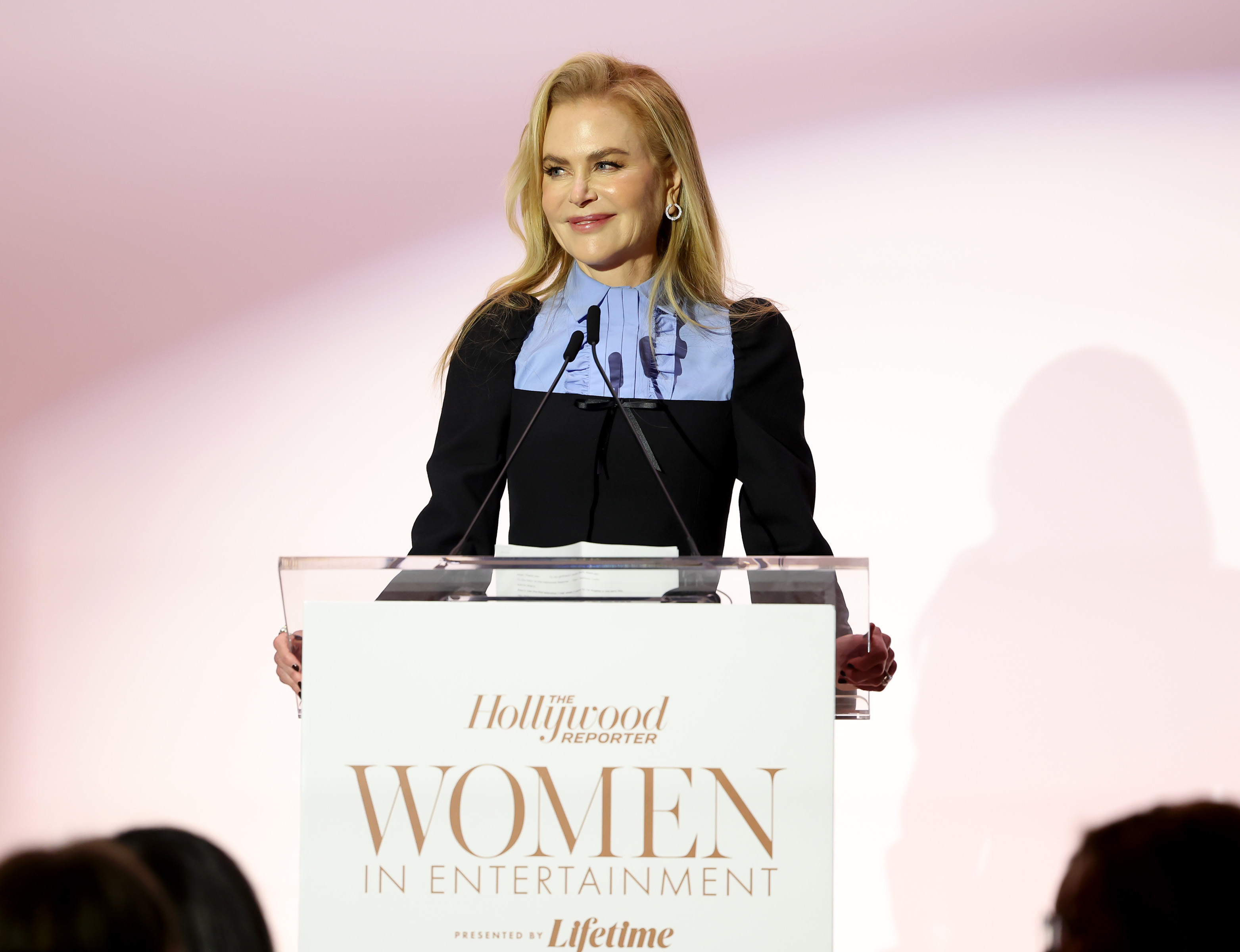 Nicole Kidman acepta el Premio Sherry Lansing al Liderazgo en el escenario durante el evento The Hollywood Reporter Women in Entertainment 2024 en The Beverly Hills Hotel en Beverly Hills, California, el 4 de diciembre de 2024 | Fuente: Getty Images