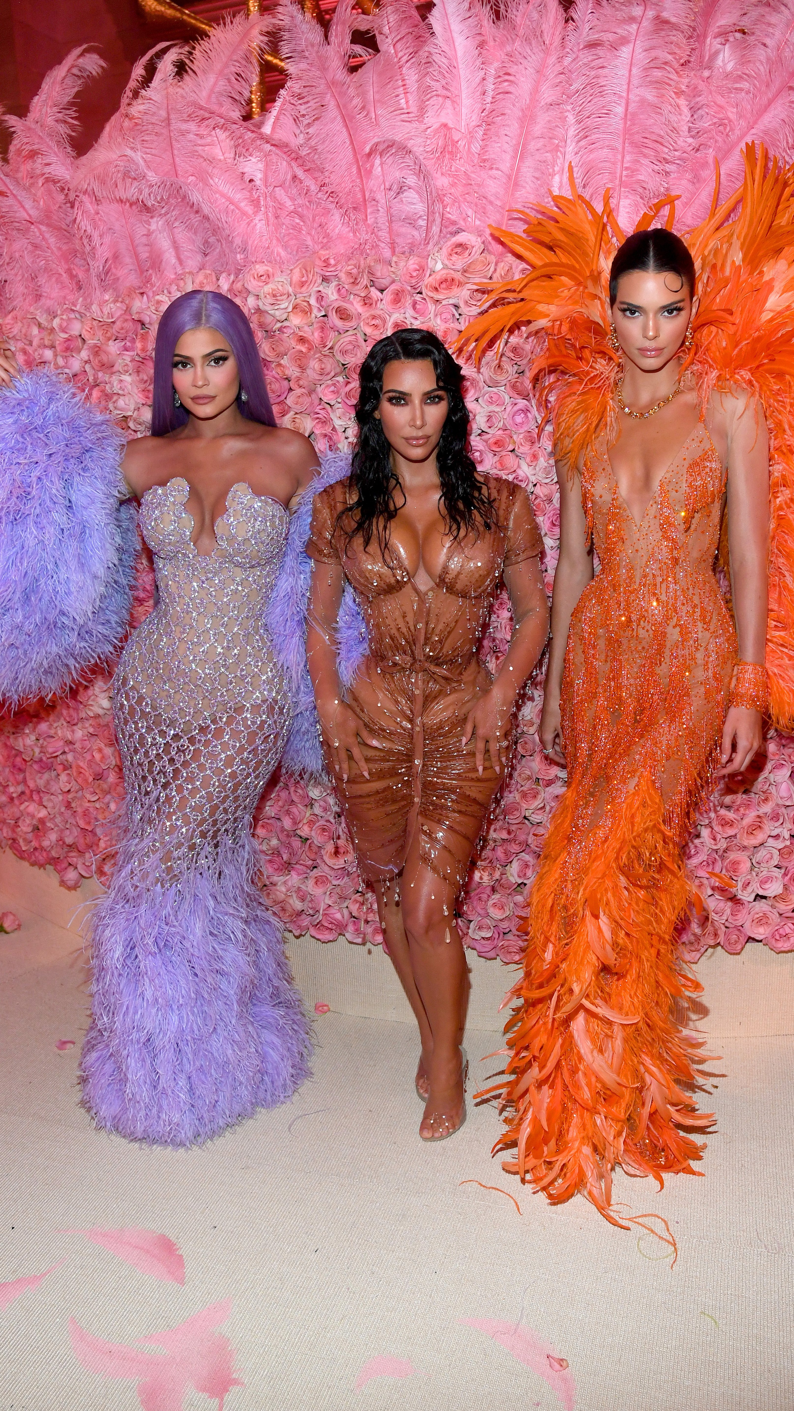 Kim Kardashian junto a Kylie and Kendall Jenner en el Met Gala | Imagen tomada de: Getty Images