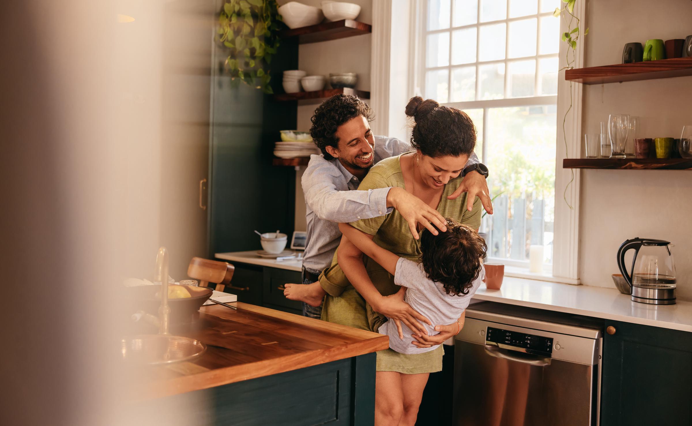 Incluso los niños pequeños pueden echar una mano con tareas sencillas en la cocina, como lavar las verduras o elegir qué vamos a comer, lo que convierte la preparación de la cena en una actividad familiar compartida. | Fuente: Getty Images.