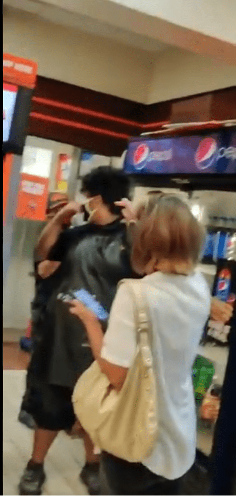 La mujer racista gritando en el restaurante. | Foto: Twitter/davenewworld_2