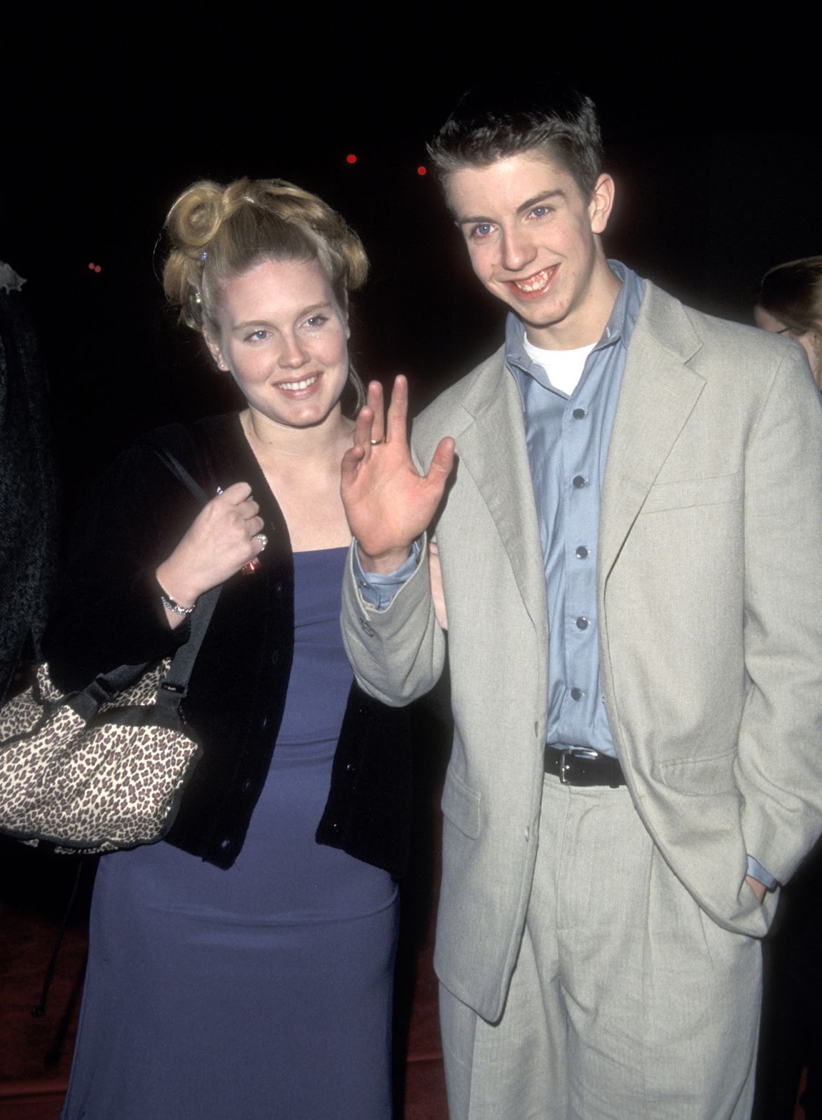 Heidi Van Pelt y el joven actor en la fiesta de clausura del episodio final de "Home Improvement" el 9 de abril de 1999, en California. | Fuente: Getty Images