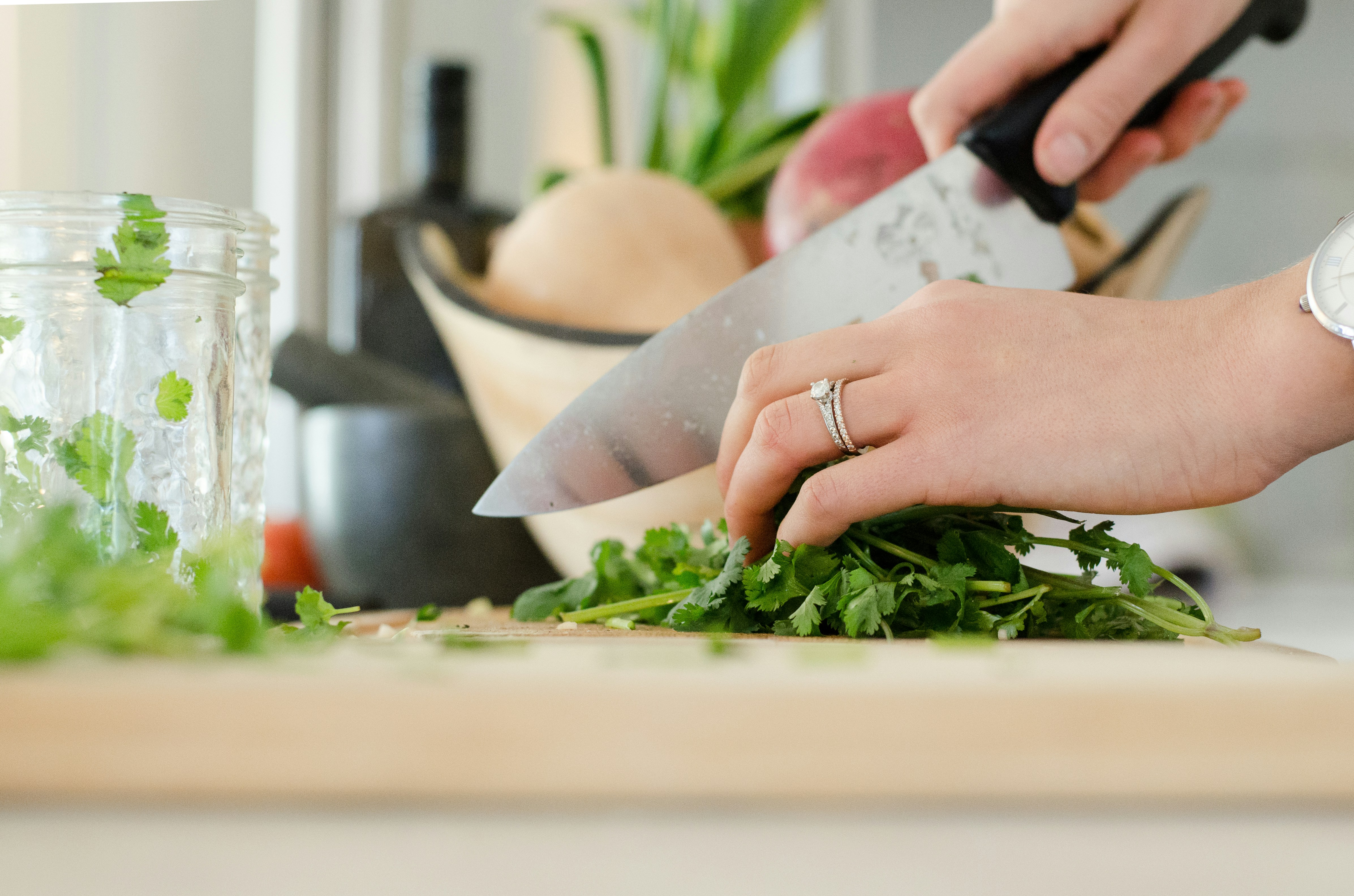 Una mujer cortando con un cuchillo | Fuente: Unsplash