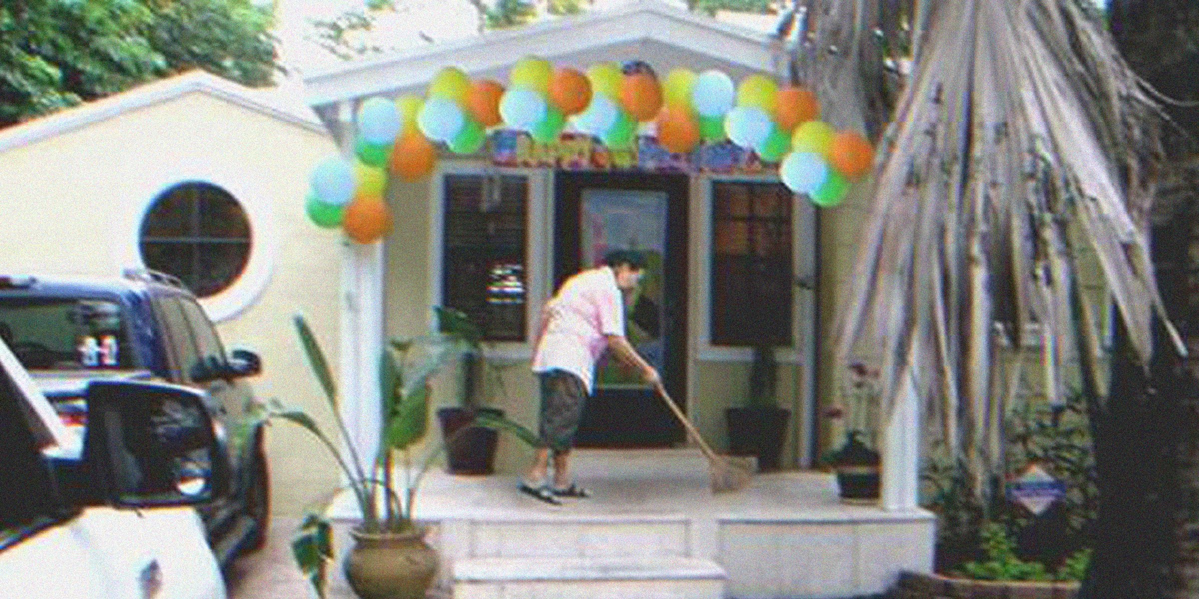 Mujer limpia el piso de una casa | Foto: flickr.com/mathplourde