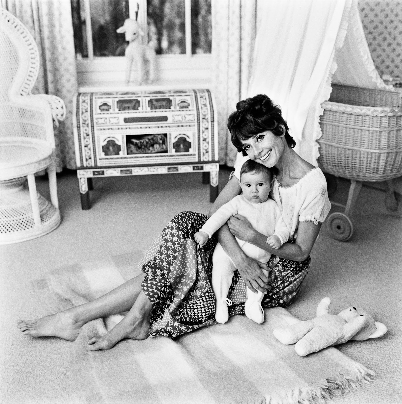 Audrey Hepburn fotografiada con su hijo Luca Dotti en su casa de Suiza en 1971. | Fuente: Getty Images