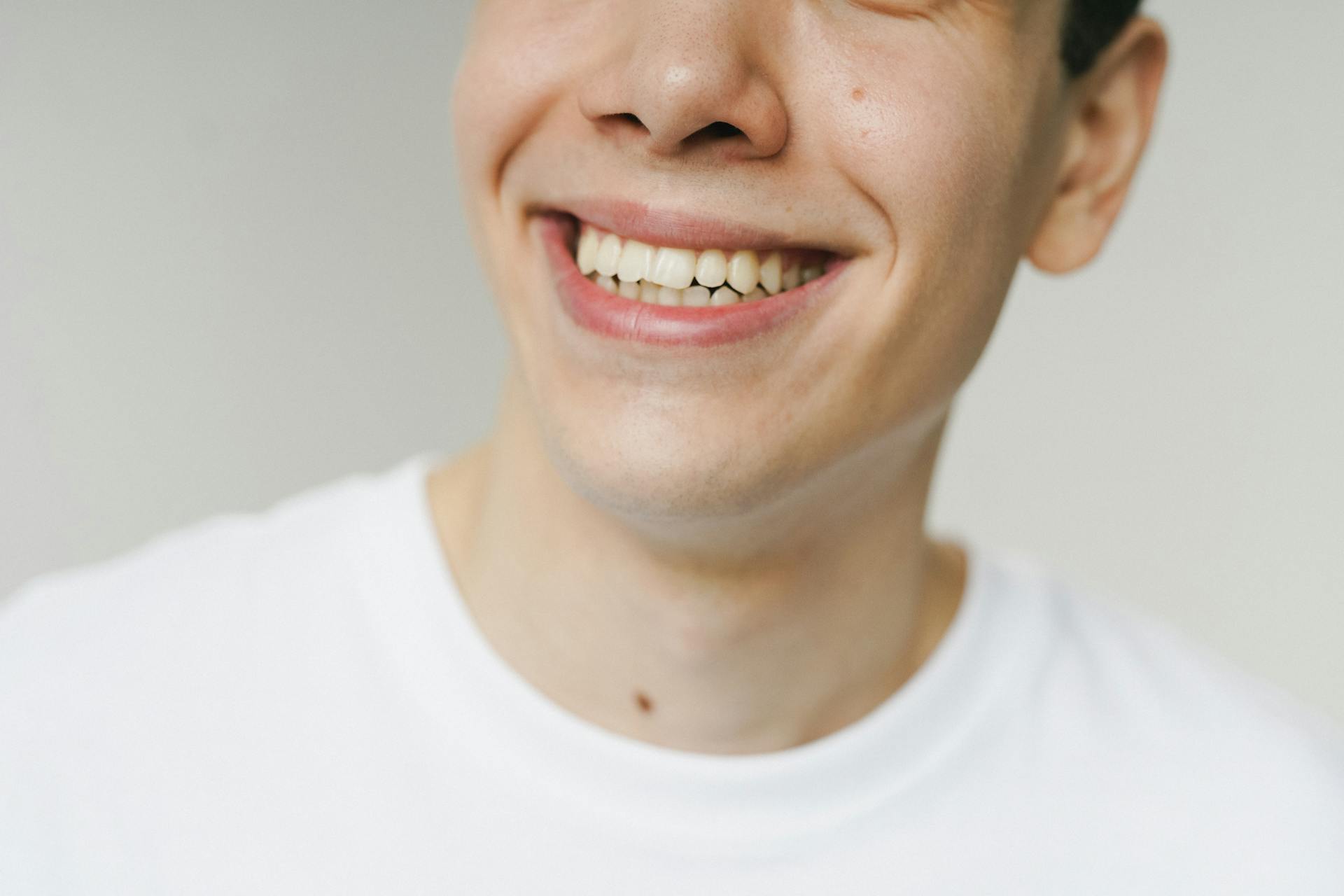 Un hombre sonriendo | Fuente: Pexels