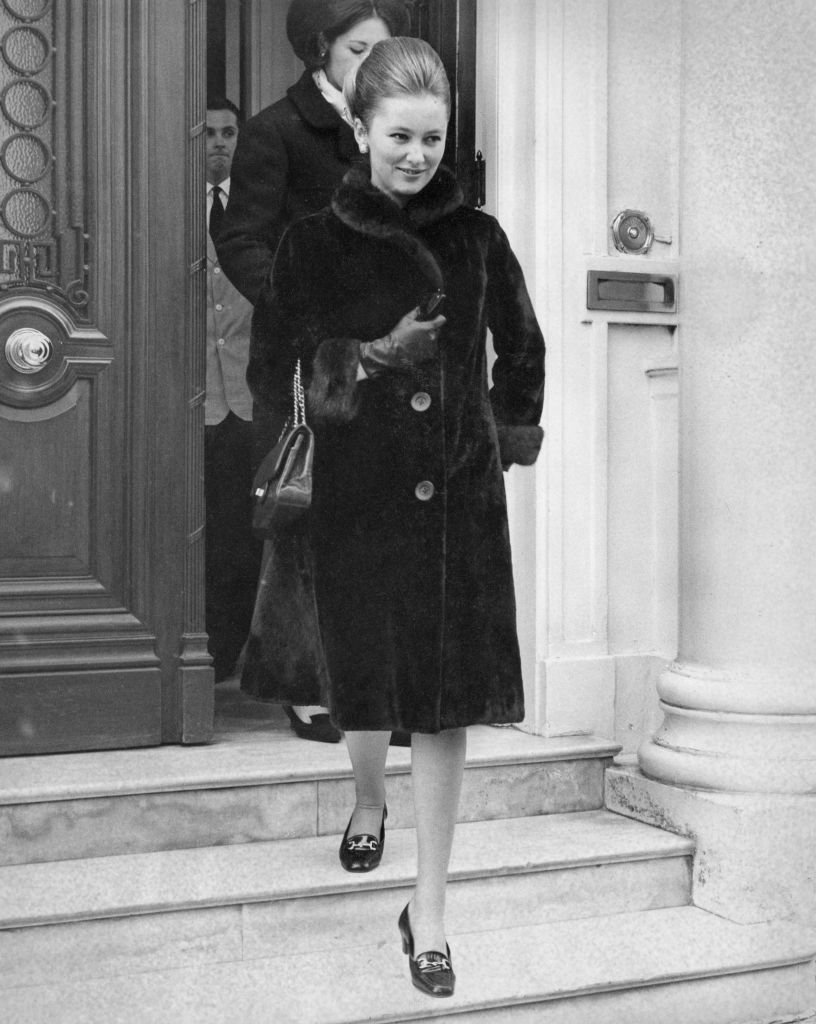La princesa Paola de Bélgica deja la embajada belga para ir de compras a Londres, el 17 de marzo de 1964.| Foto: Getty Images