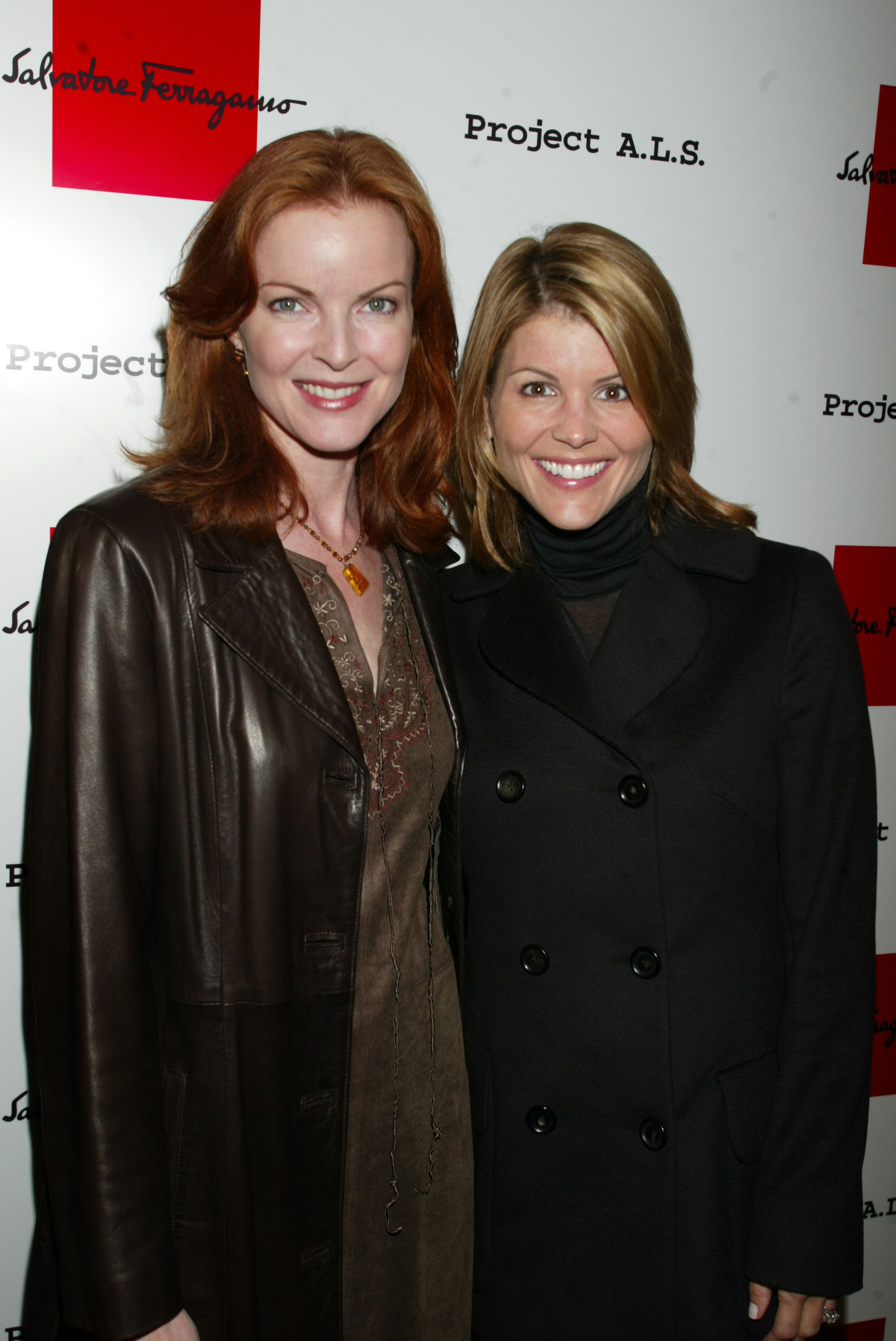 Marcia Cross y Lori Loughlin en la tienda de Salvatore Ferragamo en Beverly Hills el 16 de octubre de 2002, en Beverly Hills, California. | Fuente: Getty Images