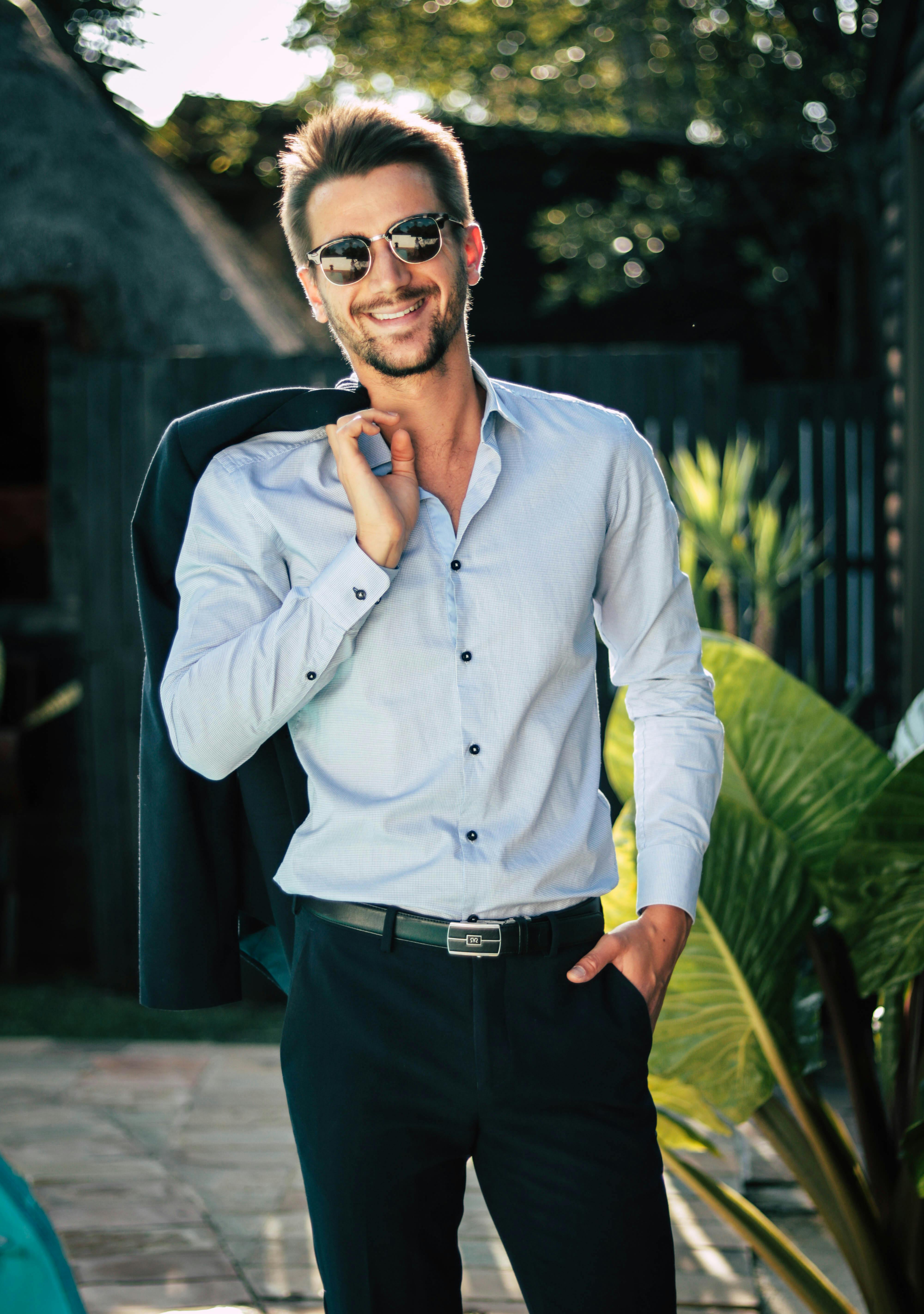 Un hombre sonriente con camisa | Fuente: Pexels