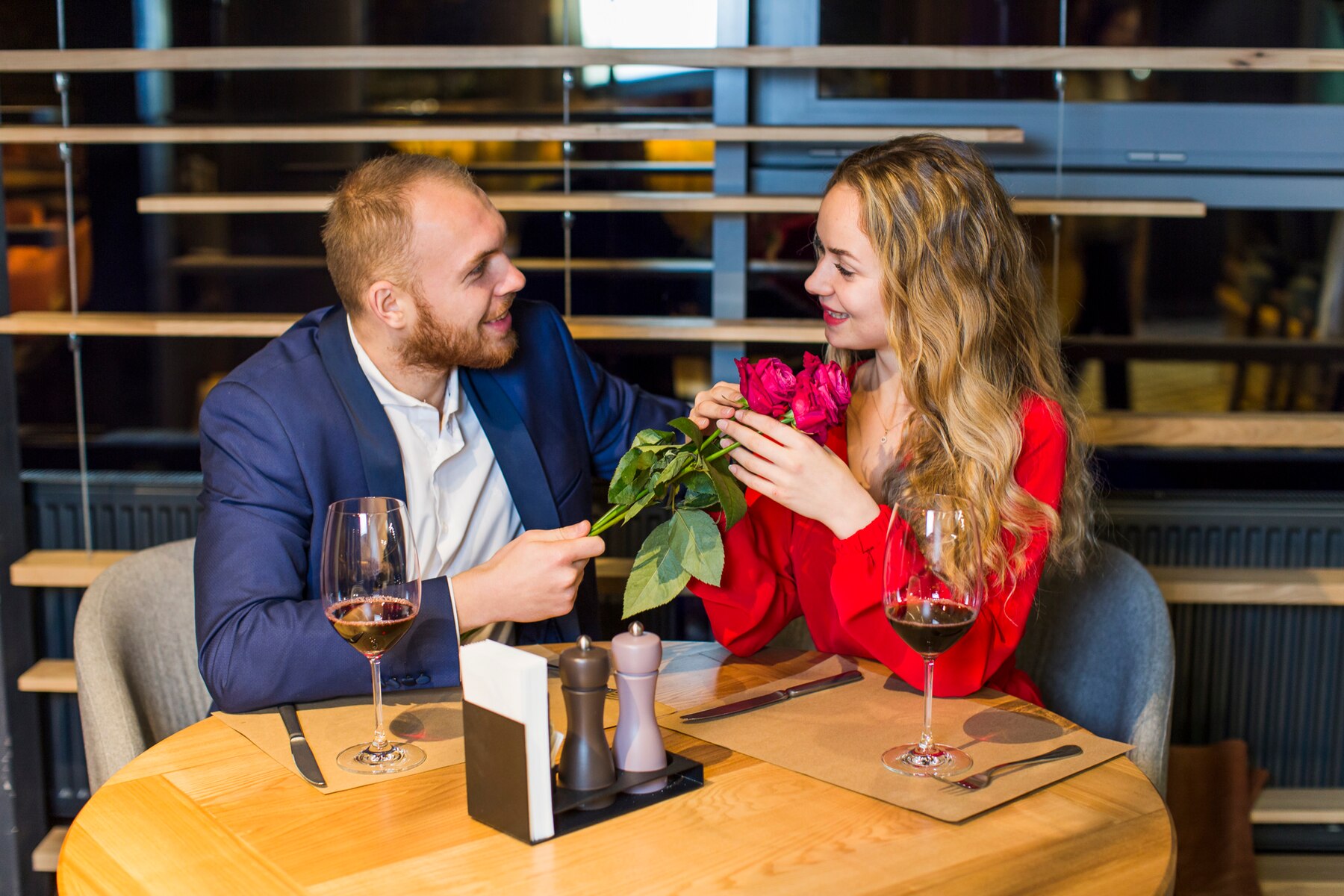 Una pareja feliz en un restaurante | Fuente: Freepik