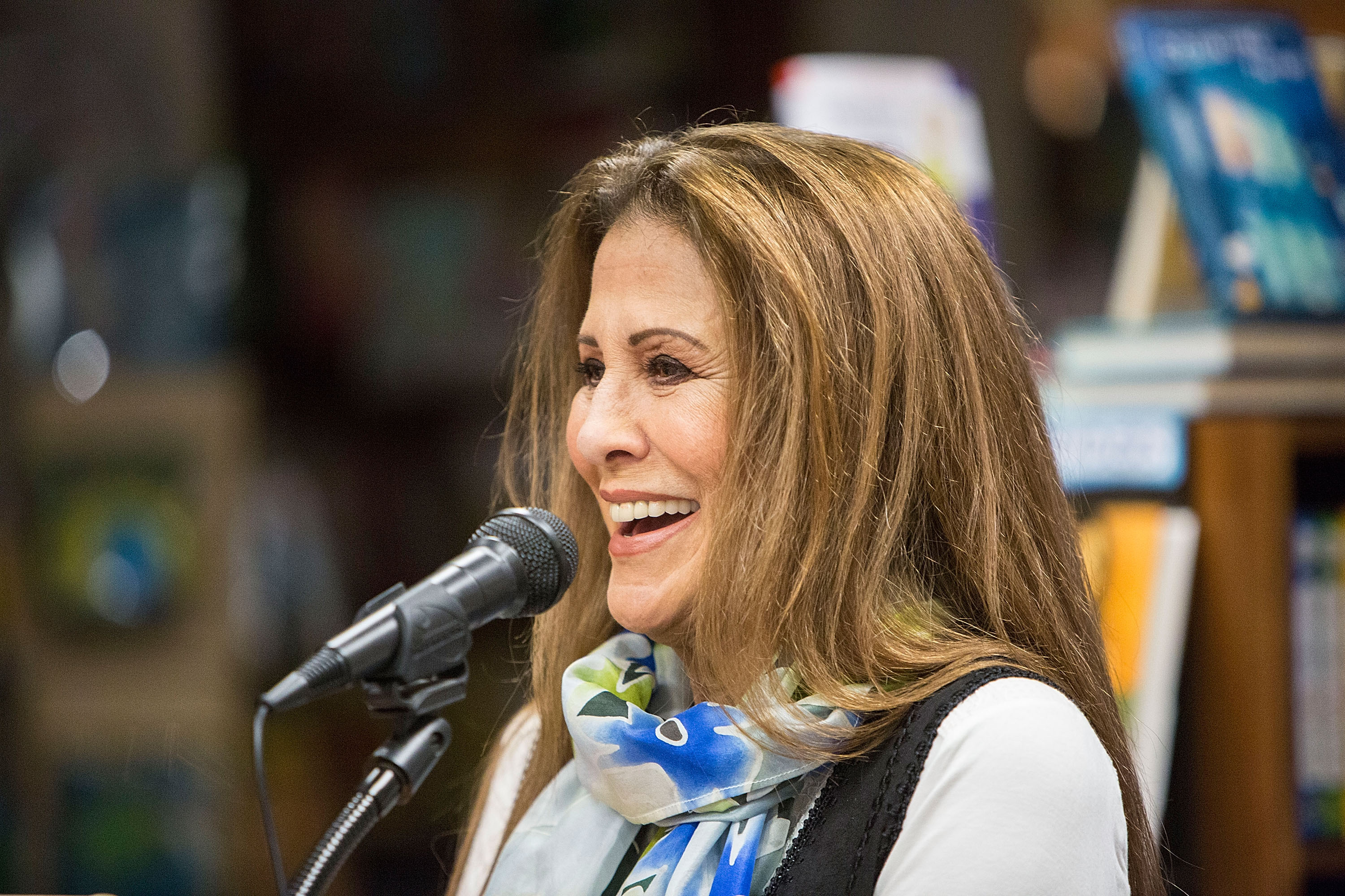 La cantante habla sobre sus memorias antes de la firma de ejemplares de su libro "Delta Lady" en Warwick's, el 13 de abril de 2016, en La Jolla, California. | Fuente: Getty Images