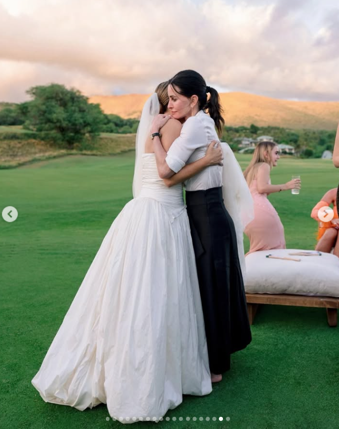 Courteney Cox se da un cálido abrazo con la novia, Jennifer Meyer, durante su boda en Hawái. | Fuente: Instagram/jenmeyerjewelry y jennifermeyer