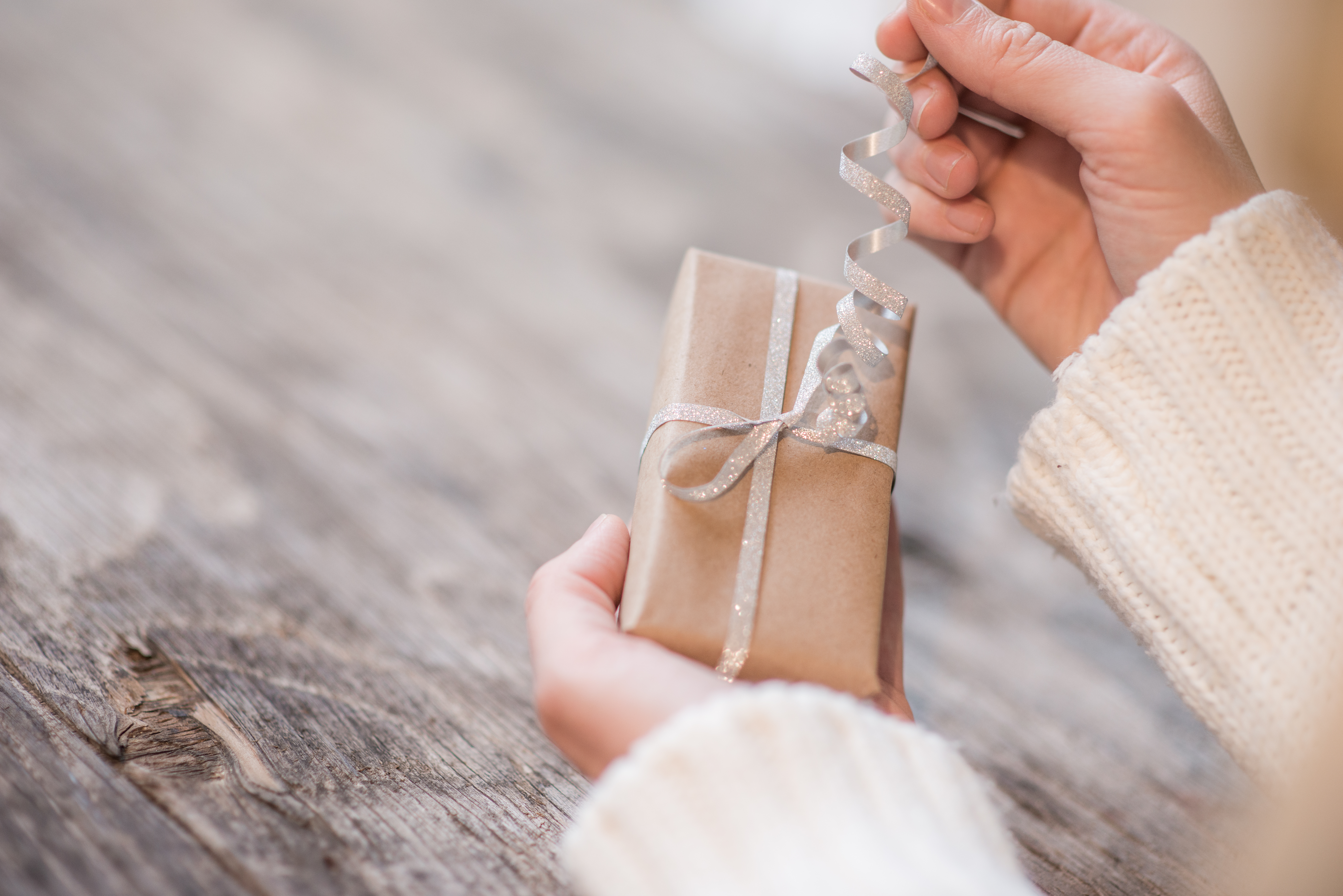 Una mujer abriendo un regalo | Foto: Shutterstock