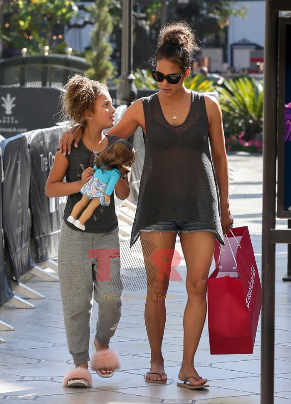 Halle Berry y su hija, Nahla Ariela Aubry, el 29 de octubre de 2017 | Fuente: Instagram/theshaderoom