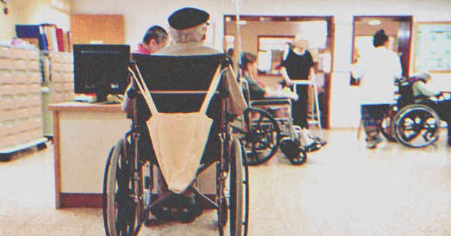 Un hombre mayor en silla de ruedas | Foto: Shutterstock