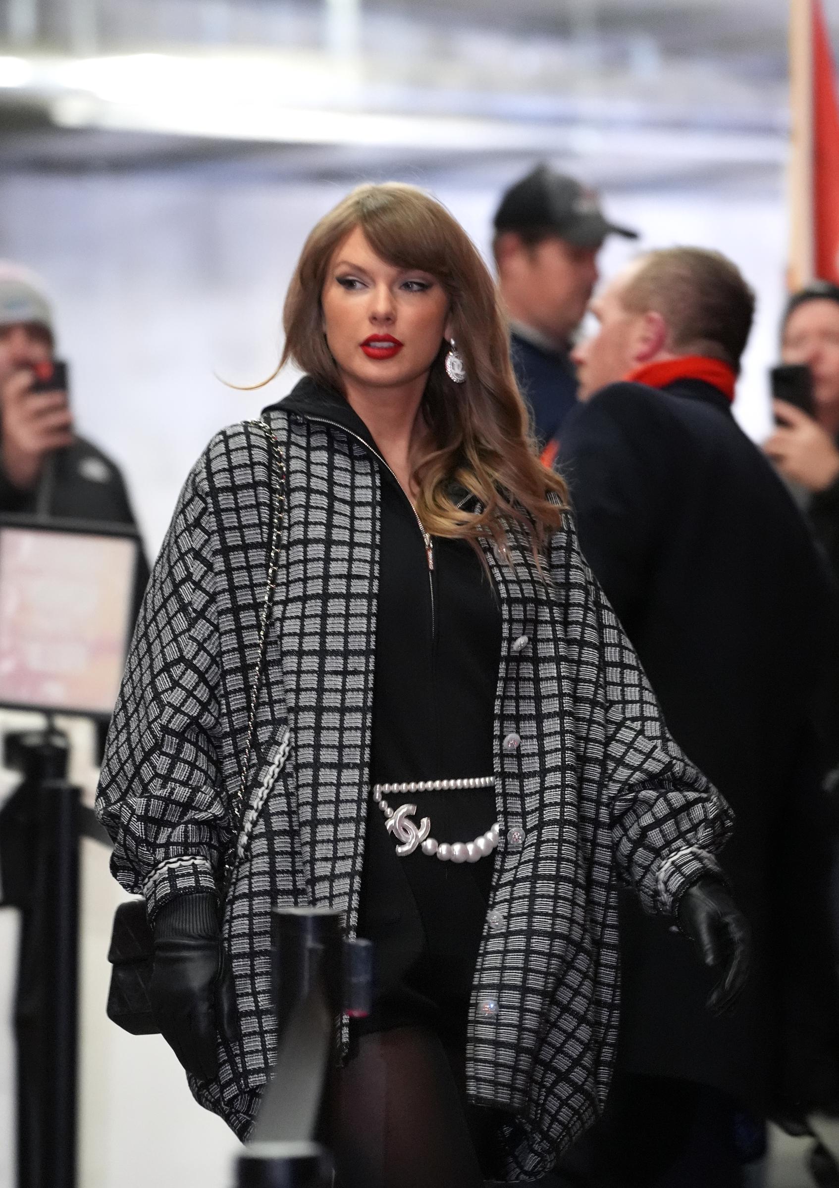 Taylor Swift llega antes del partido de los playoffs divisionales de la AFC entre los Houston Texans y los Kansas City Chiefs el 18 de enero de 2025, en Kansas City, Missouri | Fuente: Getty Images