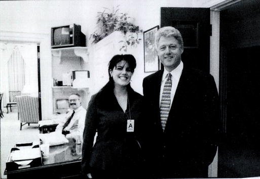 Una fotografía que muestra a la ex pasante de la Casa Blanca, Monica Lewinsky, reuniéndose con el presidente Bill Clinton en una función de la Casa Blanca presentada como evidencia en documentos de la investigación de Starr y divulgada por el comité judicial de la Cámara el 21 de septiembre de 1998. | Fuente: Getty Images