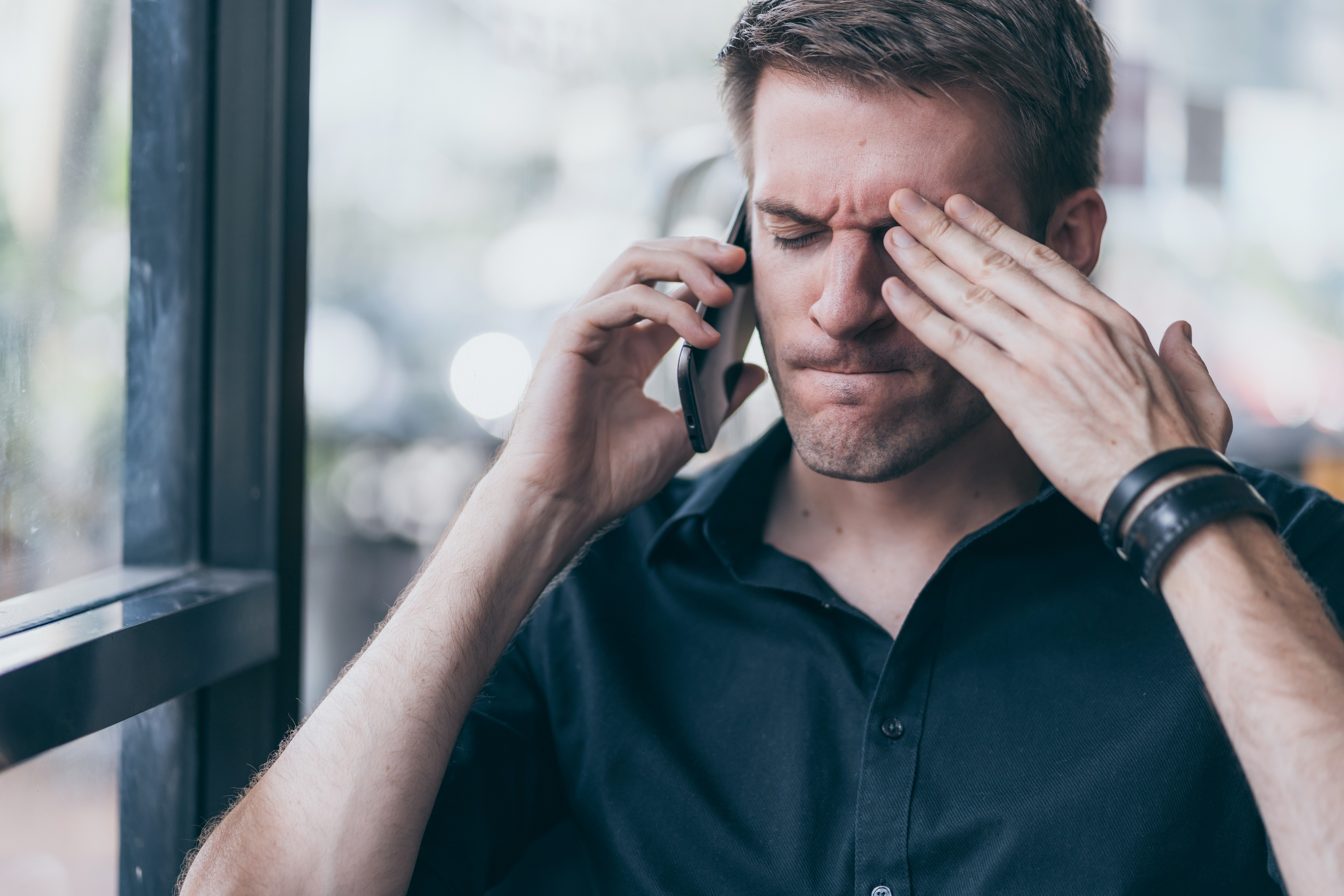 Un hombre enfadado hablando por teléfono | Fuente: Shutterstock
