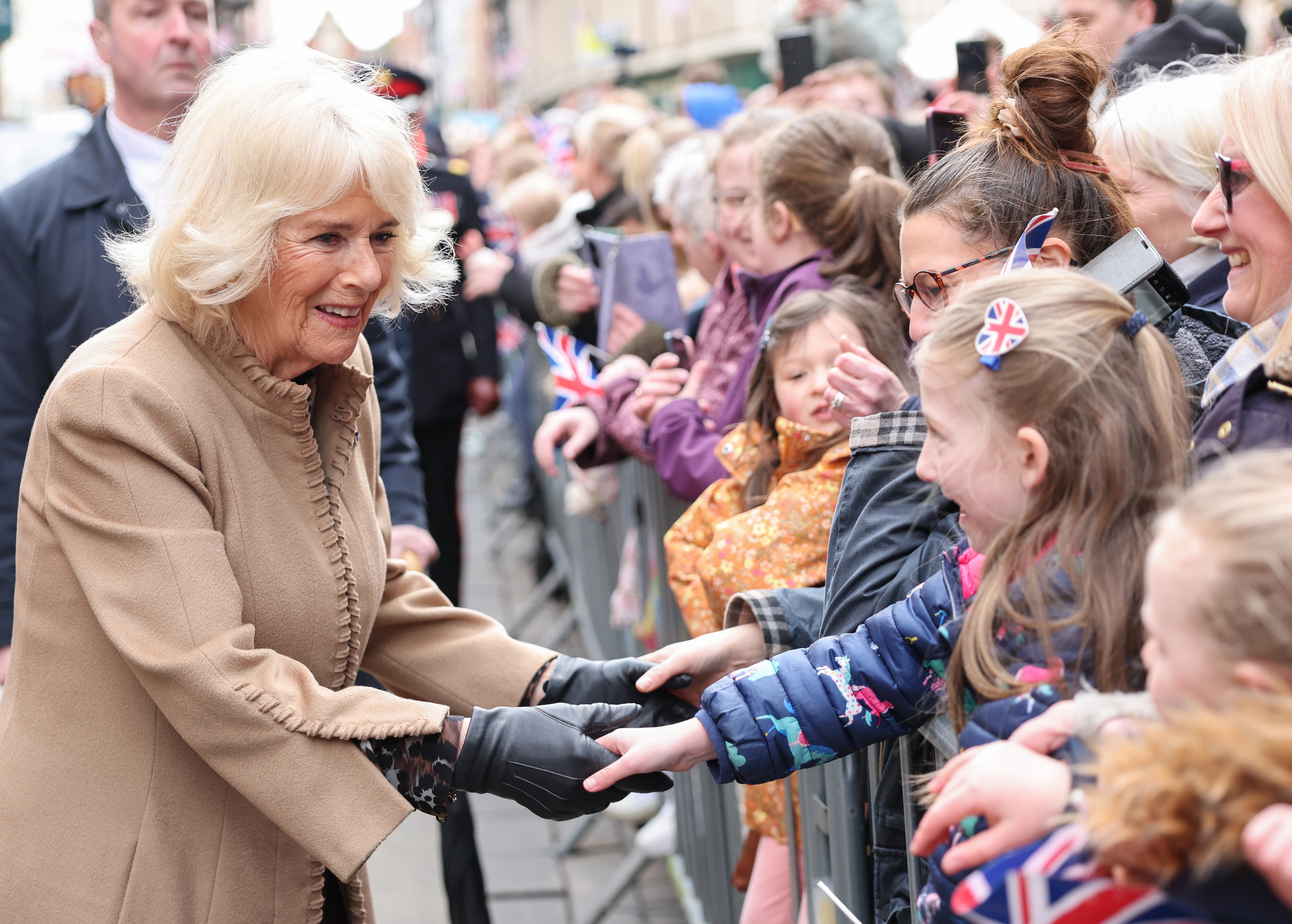 La reina Camilla durante su visita al Farmers' Market el 27 de marzo de 2024 en Shrewsbury, Inglaterra | Foto: Getty Images