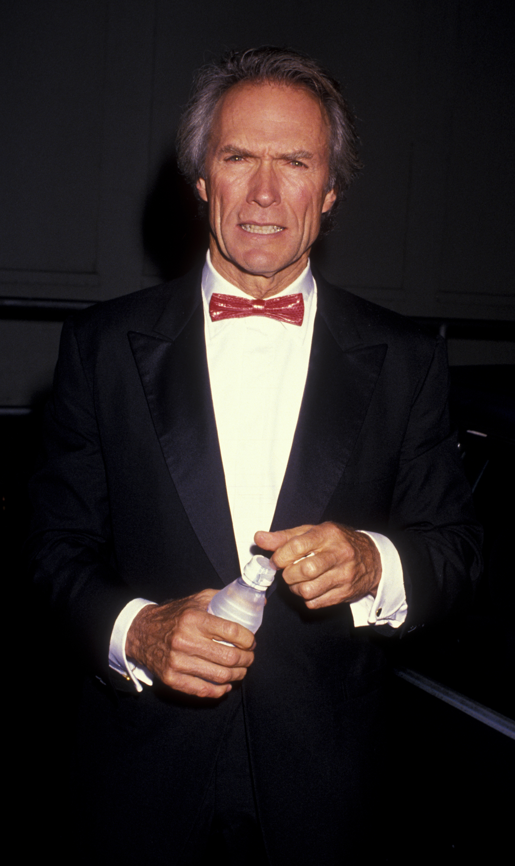 Clint Eastwood asiste a la Gala en Honor a Sammy Davis Jr. en el Shrine Auditorium de Los Ángeles, California, el 13 de noviembre de 1989. | Fuente: Getty Images