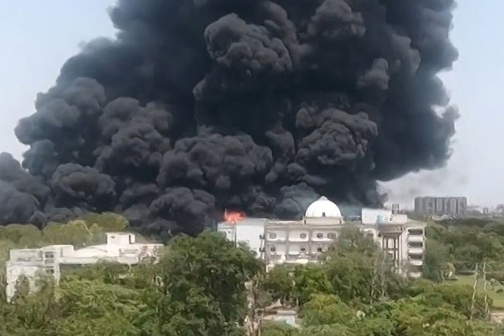 Incendio ocasionado por la colisión del avión de Air India. | Foto: Getty Images