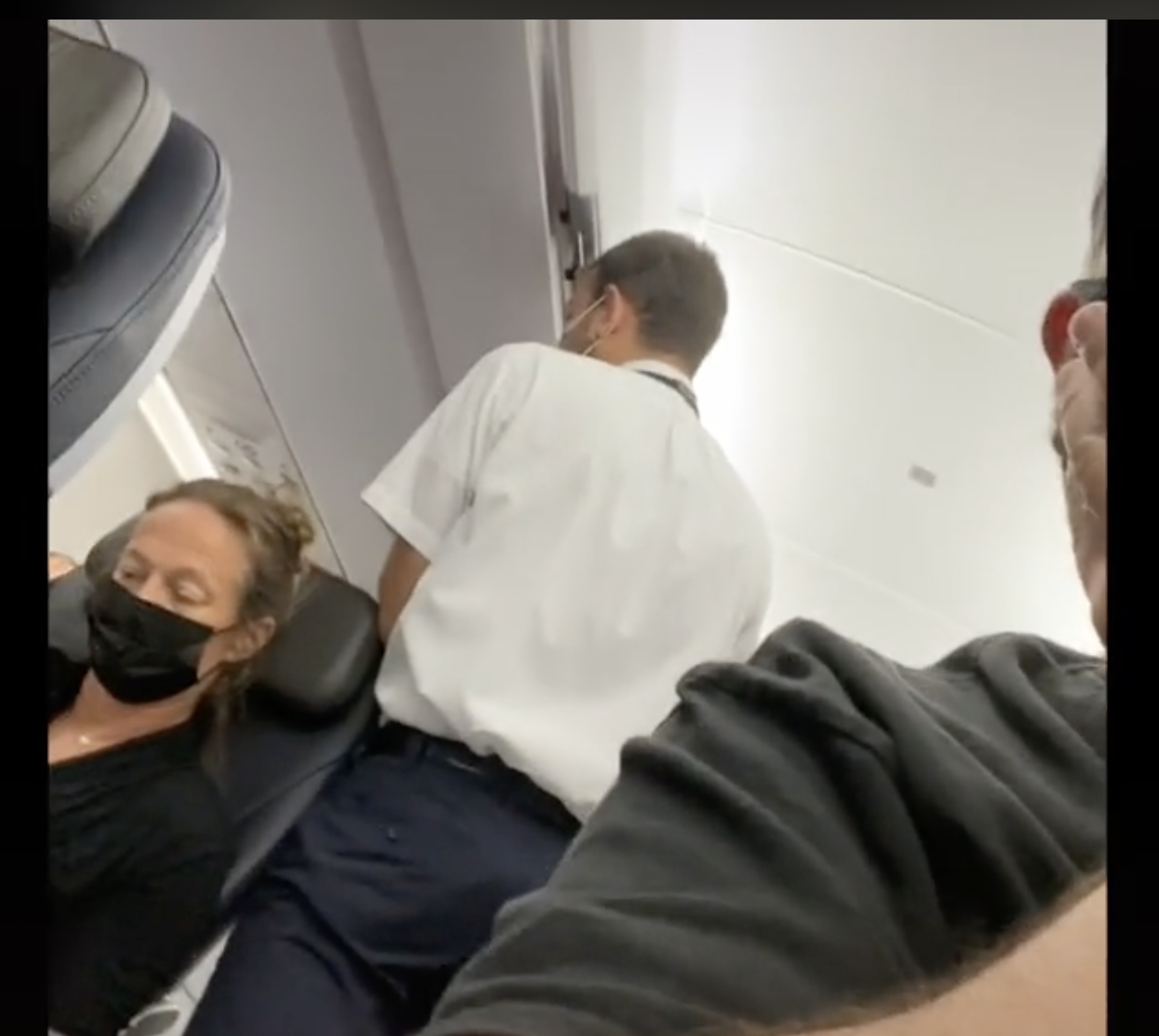 Auxiliar de vuelo habla con un pasajero en pleno vuelo | Foto: tiktok.com/@brentunderwood