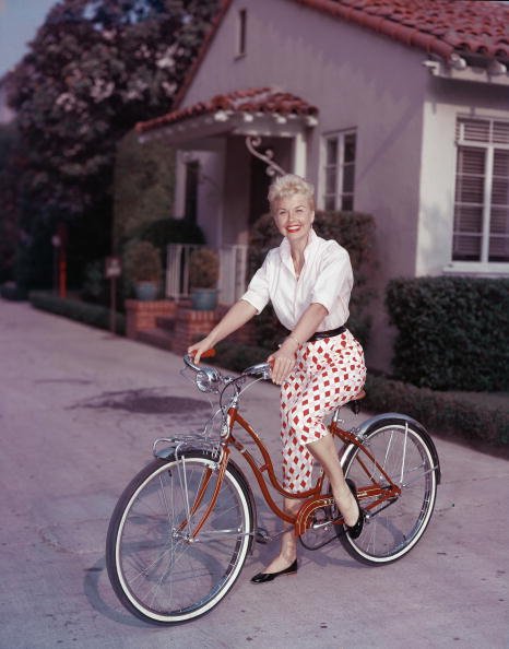 Doris Day posa en una bicicleta roja Schwinn, a finales de los años cincuenta. | Foto: Getty Images.