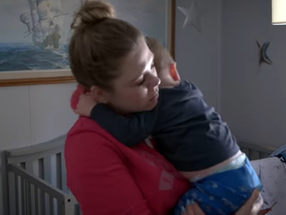 Stefani con su hijo Lachlan.| Fuente: YouTube/Barcroft Tv
