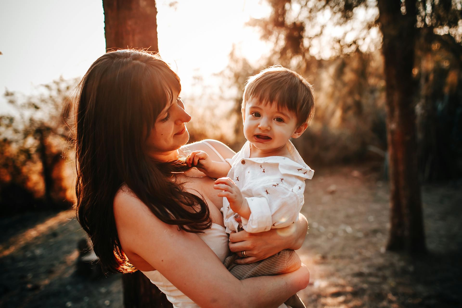 Una mujer llevando a un niño | Fuente: Pexels