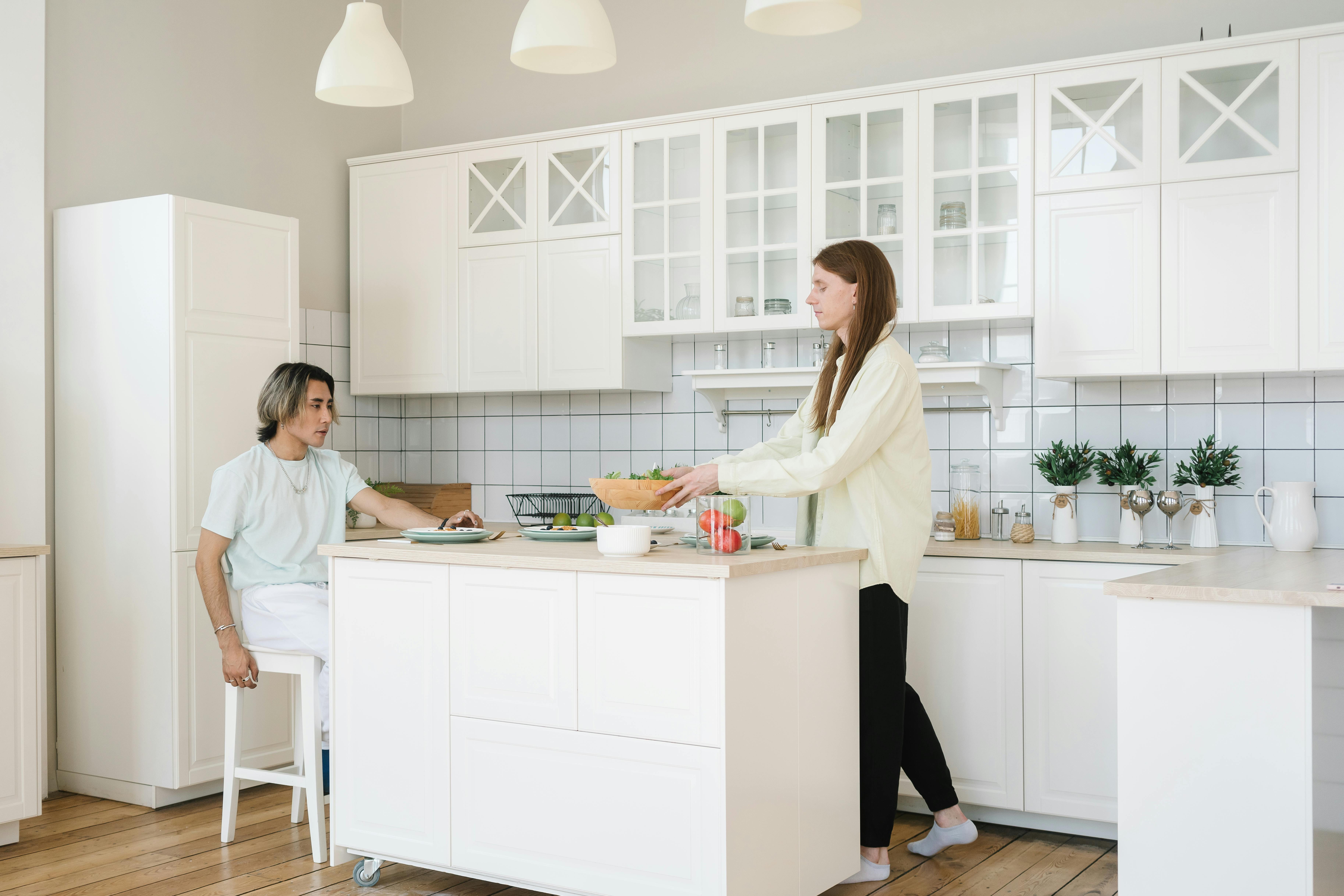 Un hombre y una mujer en una cocina | Fuente: Pexels