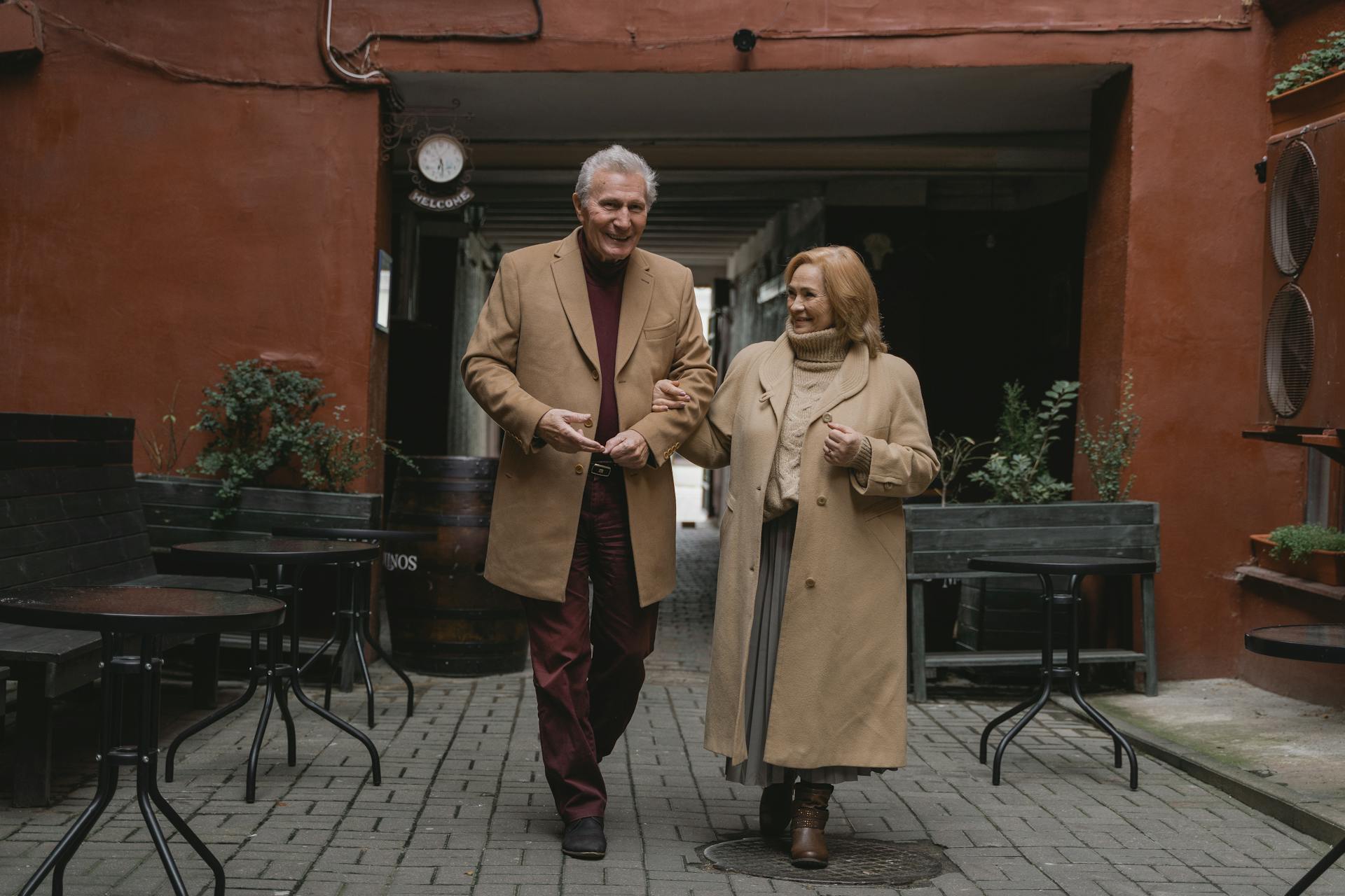 Una pareja de ancianos paseando por la calle | Fuente: Pexels