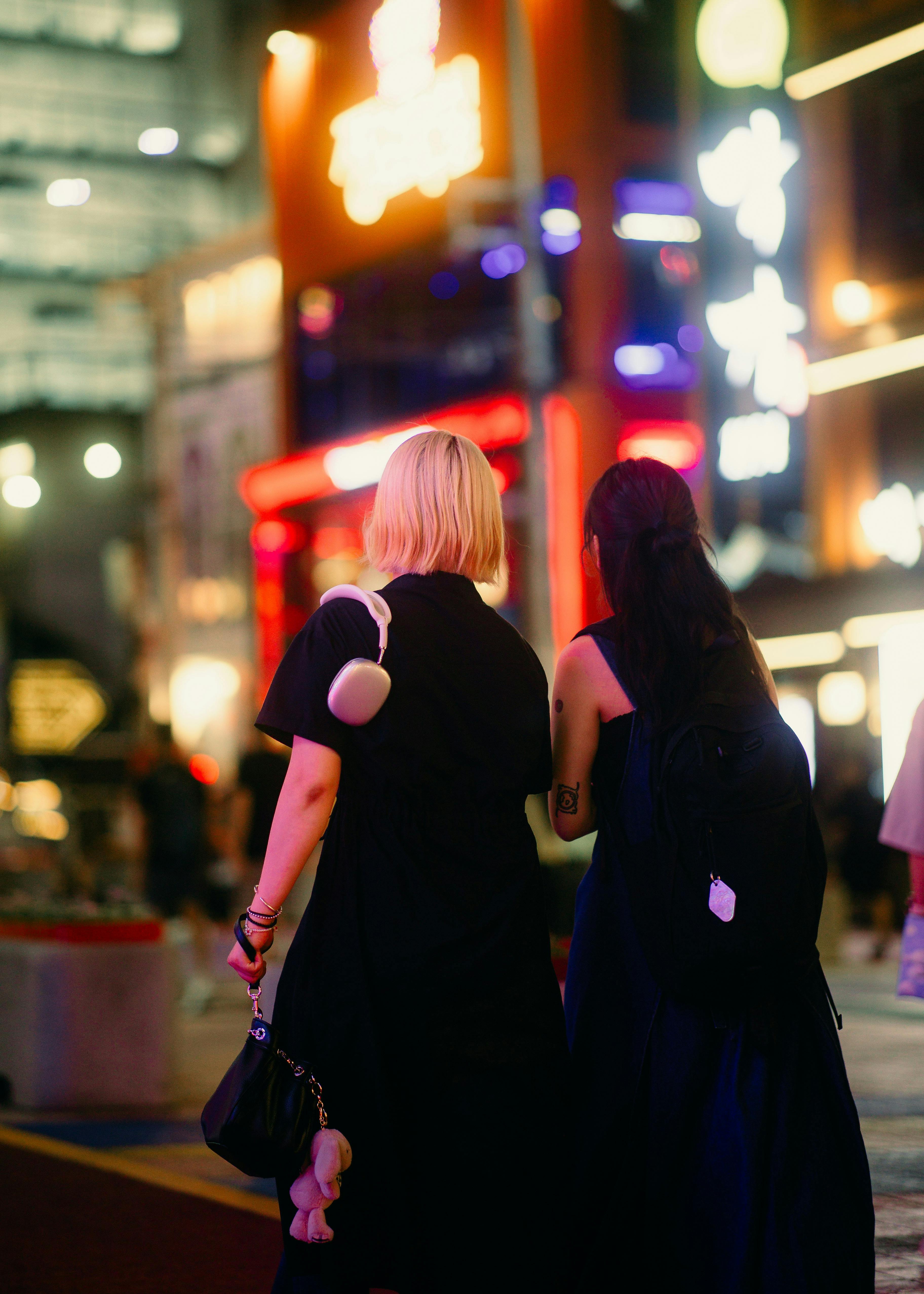 Dos mujeres caminando por la calle | Foto: Pexels