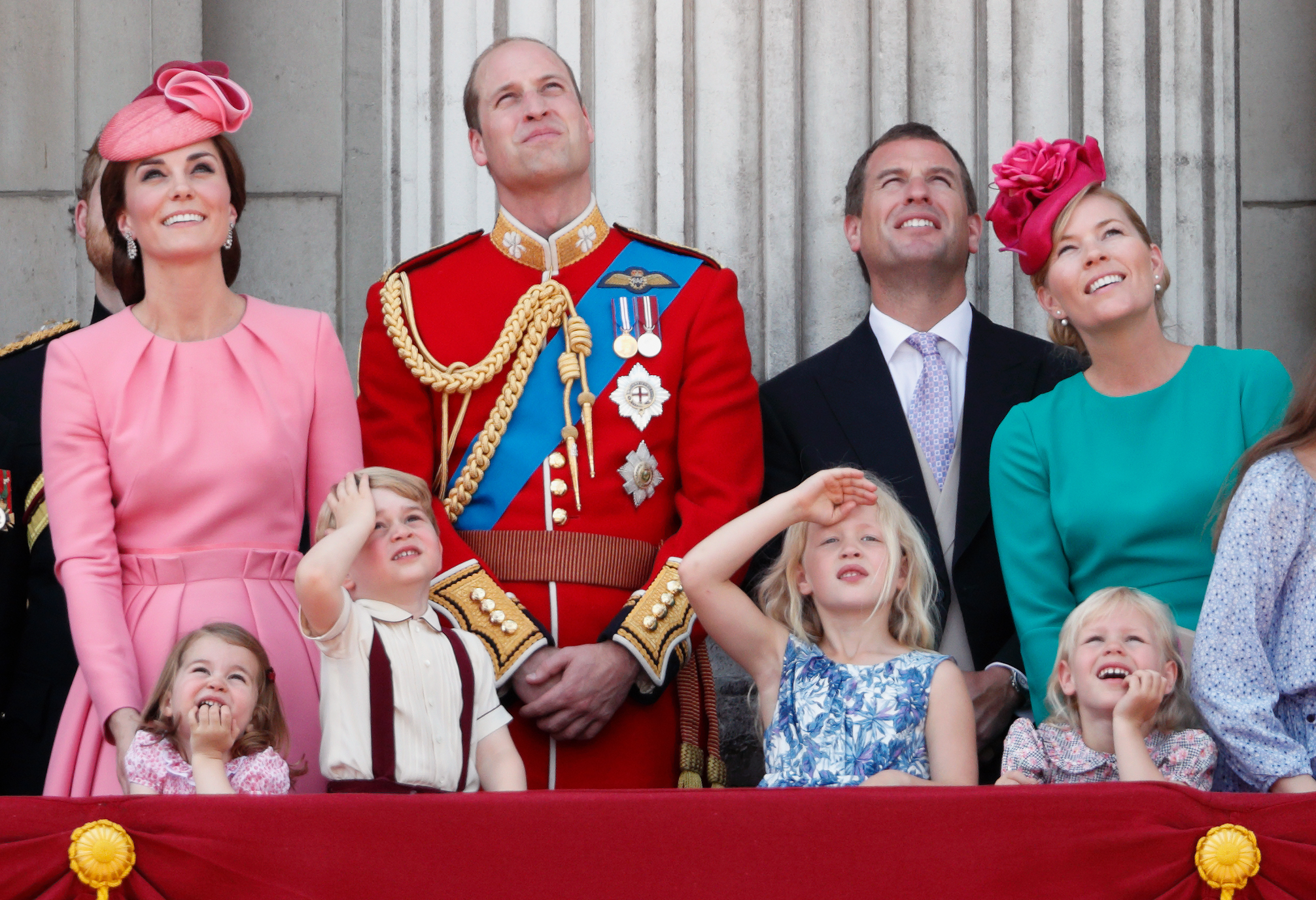 La princesa Catherine, el príncipe William, Peter Phillips y Autumn Kelly con sus hijos la princesa Charlotte, el príncipe George y Savannah e Isla Phillips durante el desfile Trooping the Colour el 17 de junio de 2017 en Londres | Fuente: Getty Images