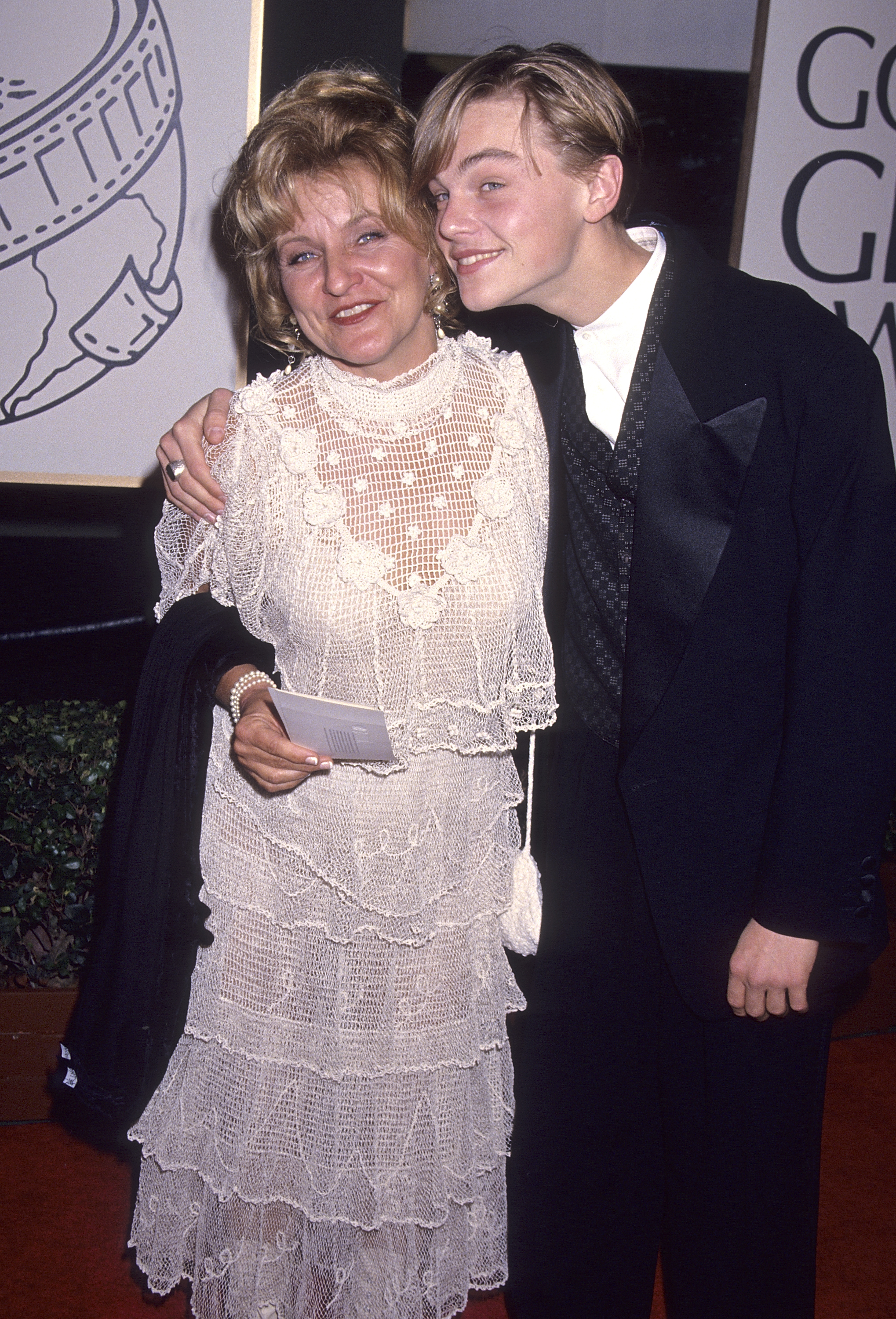Irmelin Indenbirken y Leonardo DiCaprio asisten a la 51 edición de los Premios Globo de Oro en Beverly Hills, California, el 22 de enero de 1994 | Fuente: Getty Images