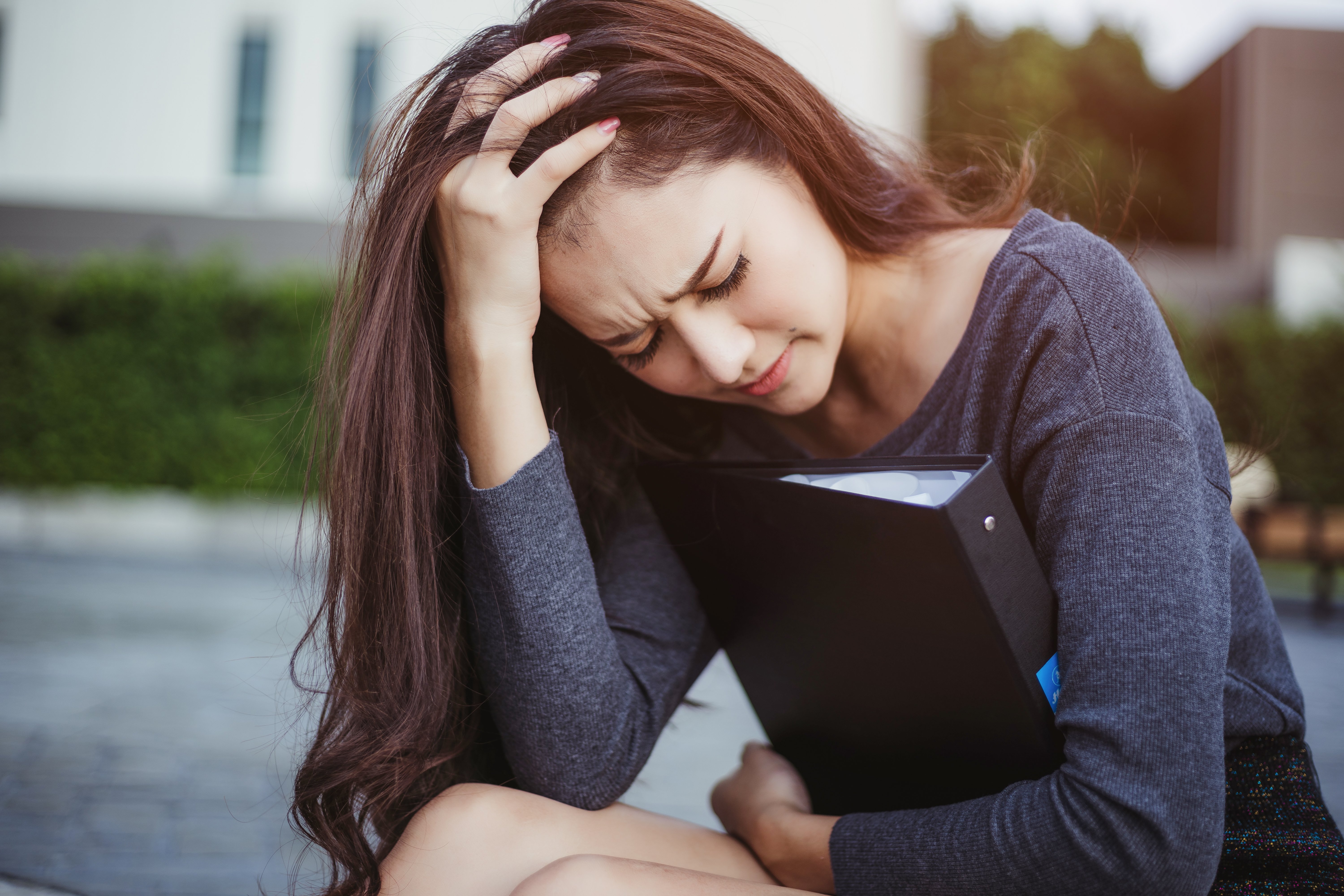 Mujer profesional estresada. | Foto: Shutterstock