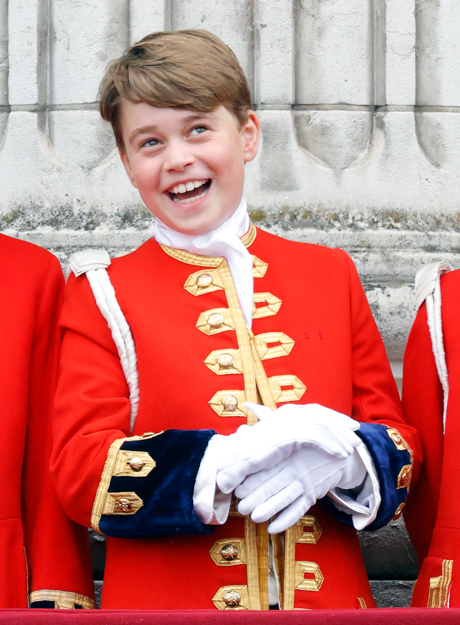 George desempeñó un papel destacado en la coronación de su abuelo, el rey Charles III, el 6 de mayo, como paje de honor. A los 9, más tarde presenció el desfile aéreo de la Real Fuerza Aérea británica (RAF) desde el Palacio de Buckingham, lo que lo situó en el centro de uno de los acontecimientos más importantes de la familia real.