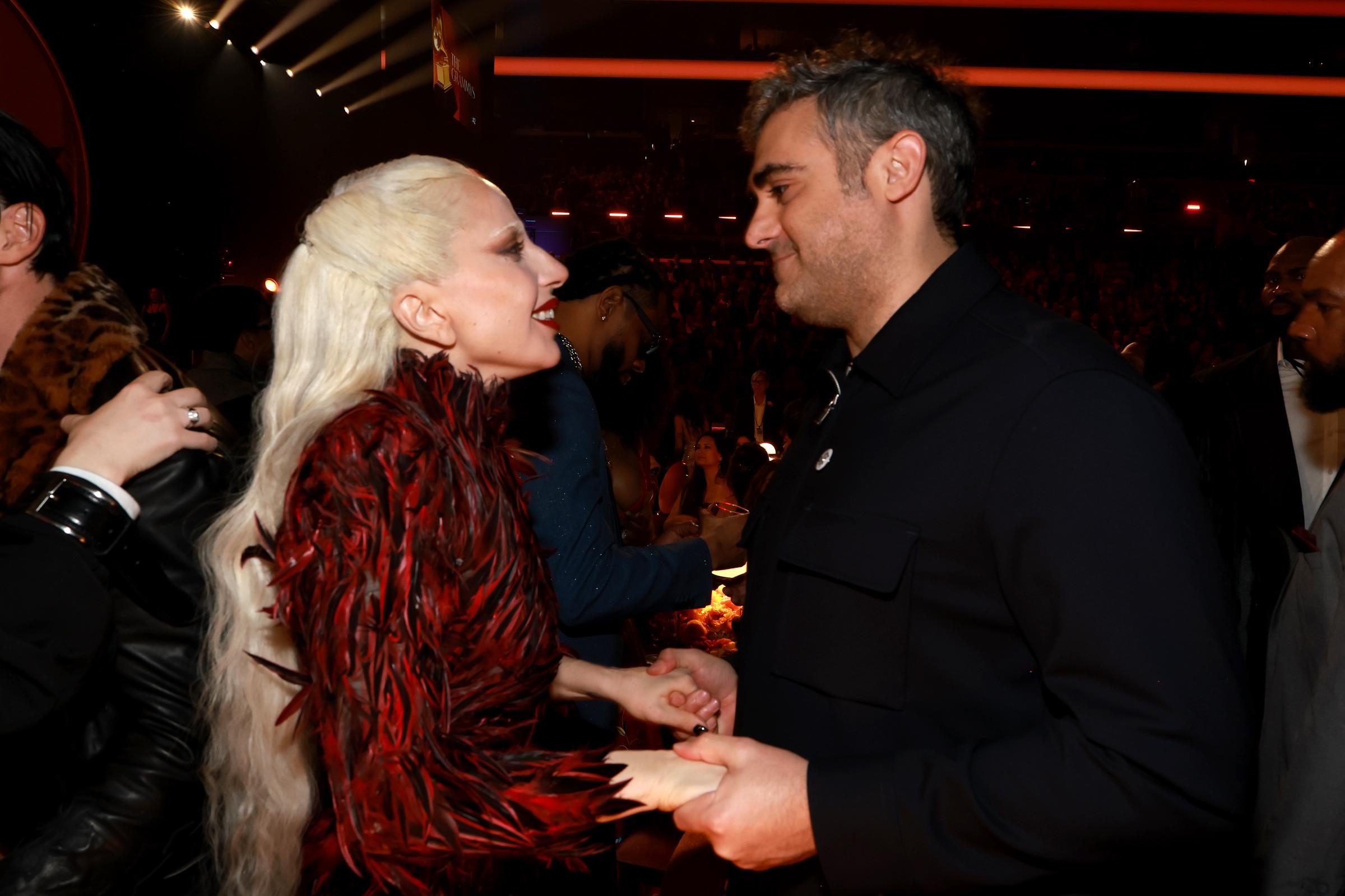 Gaga y Polansky asistieron juntos a la 68.ª edición de los Premios Grammy en Los Ángeles en febrero de 2026. Su aparición se produjo después de que Gaga hablara públicamente del apoyo y el cariño que había encontrado en su relación. | Fuente: Getty Images
