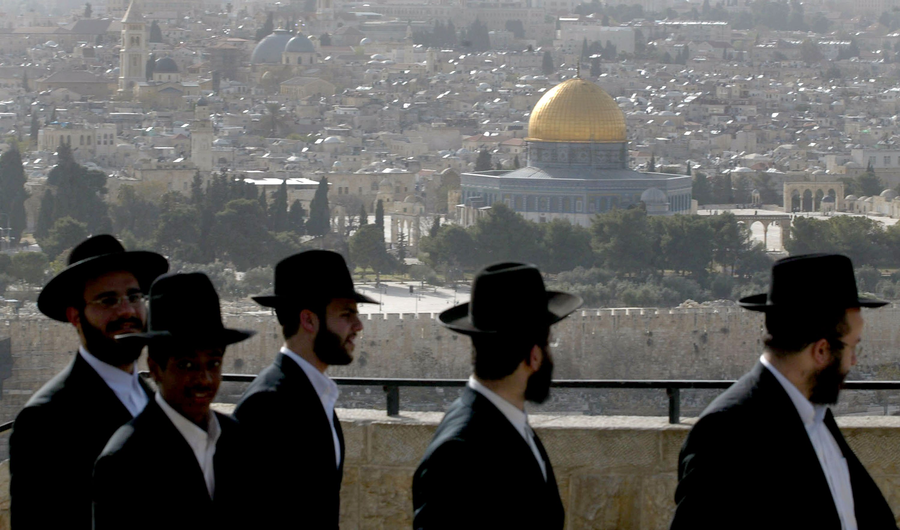 Israelíes ortodoxos observan el Domo de la Roca || Fuente: Getty Images