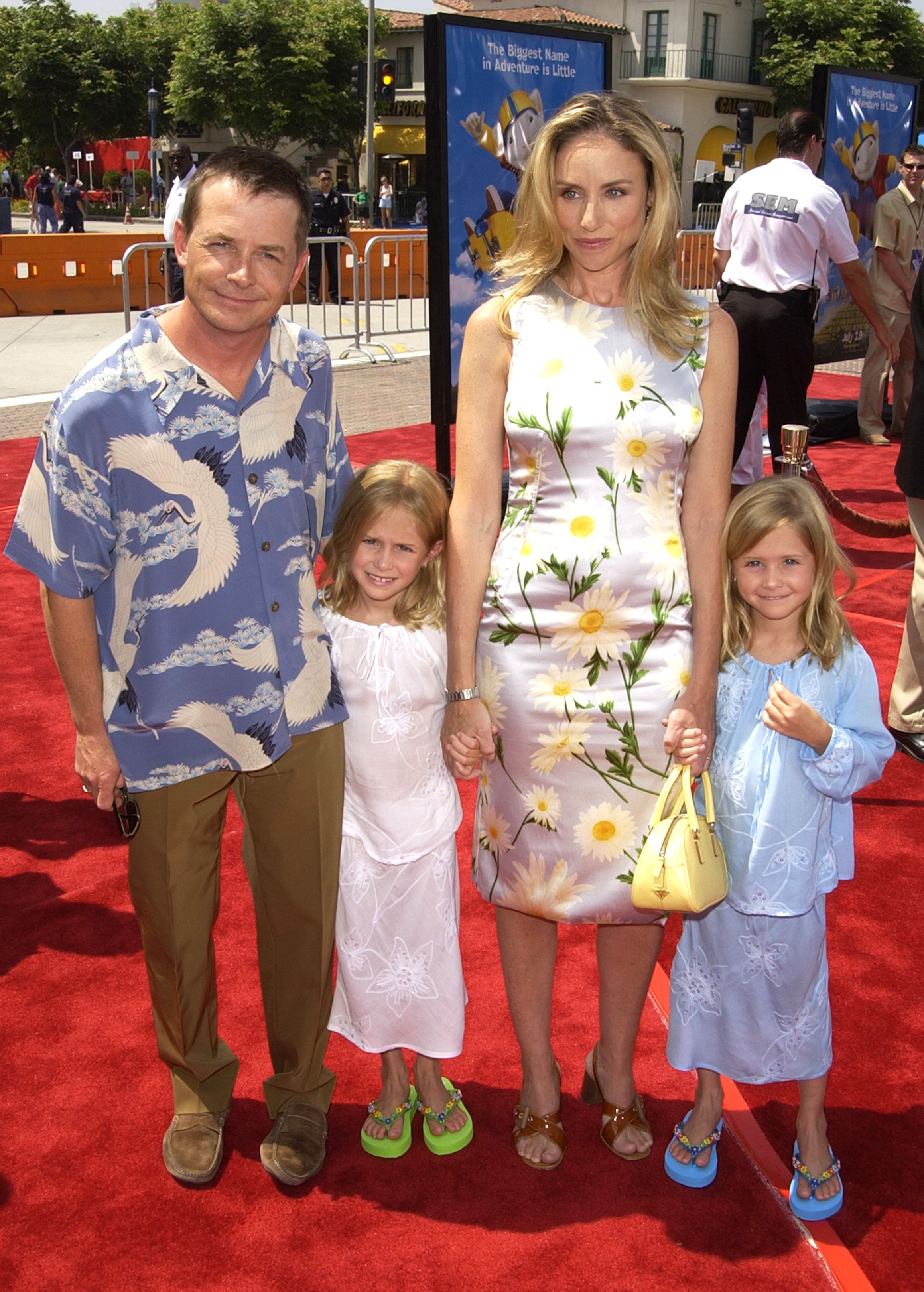 Michael J. Fox, su esposa Trace y sus gemelas Aquinnah y Schuyler el 14 de julio de 2002 | Fuente: Getty Images