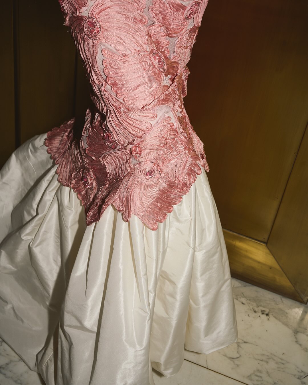 Mariana Fabbiani modelando su vestido para los Martín Fierro de Moda 2026 | Fuente: Instagram/marianafabbiani