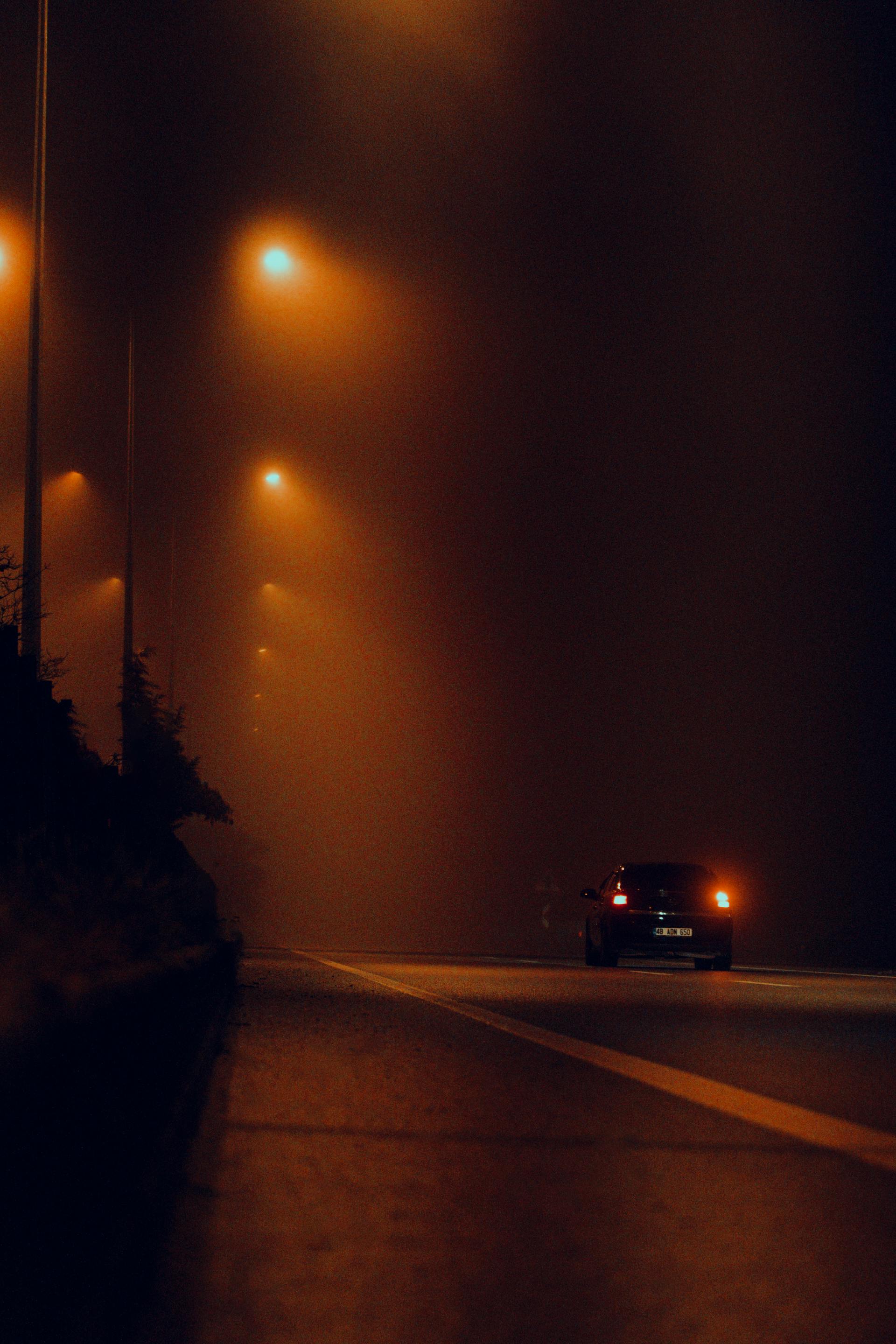 Un automóvil circulando de noche por la carretera | Fuente: Pexels