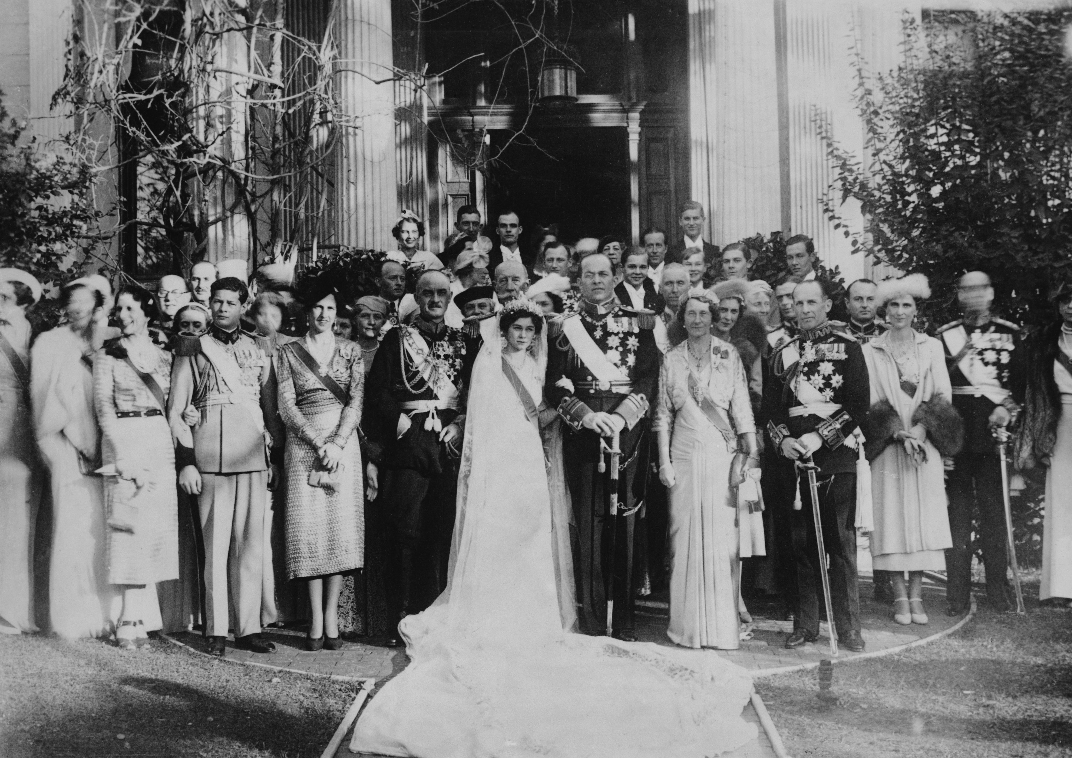 Federica y Pablo de Grecia (centro) rodeados de invitados en el día de su boda en Atenas en 1938. | Foto: Getty Images